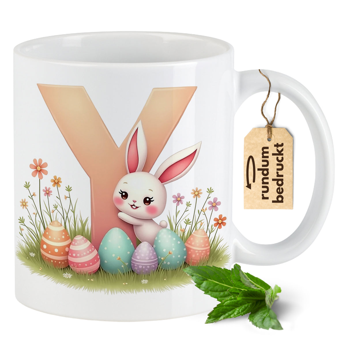Kaffeetasse mit buntem Osterhasen und Eiern.
