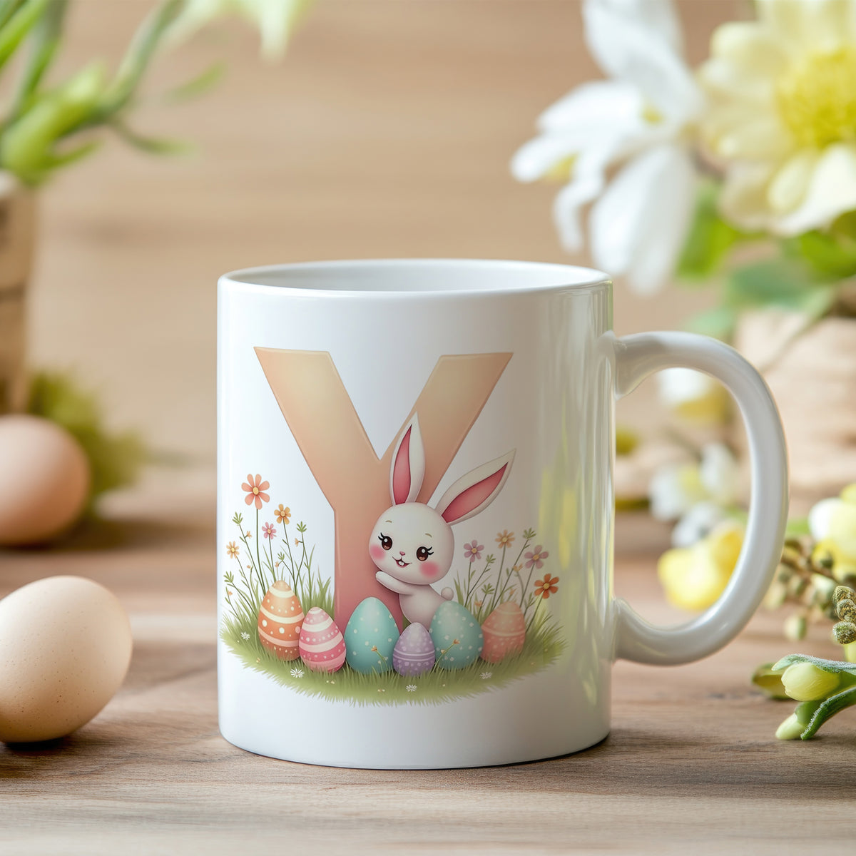 Tasse mit buntem Osterhasen und Eiern, fröhliche Farben.