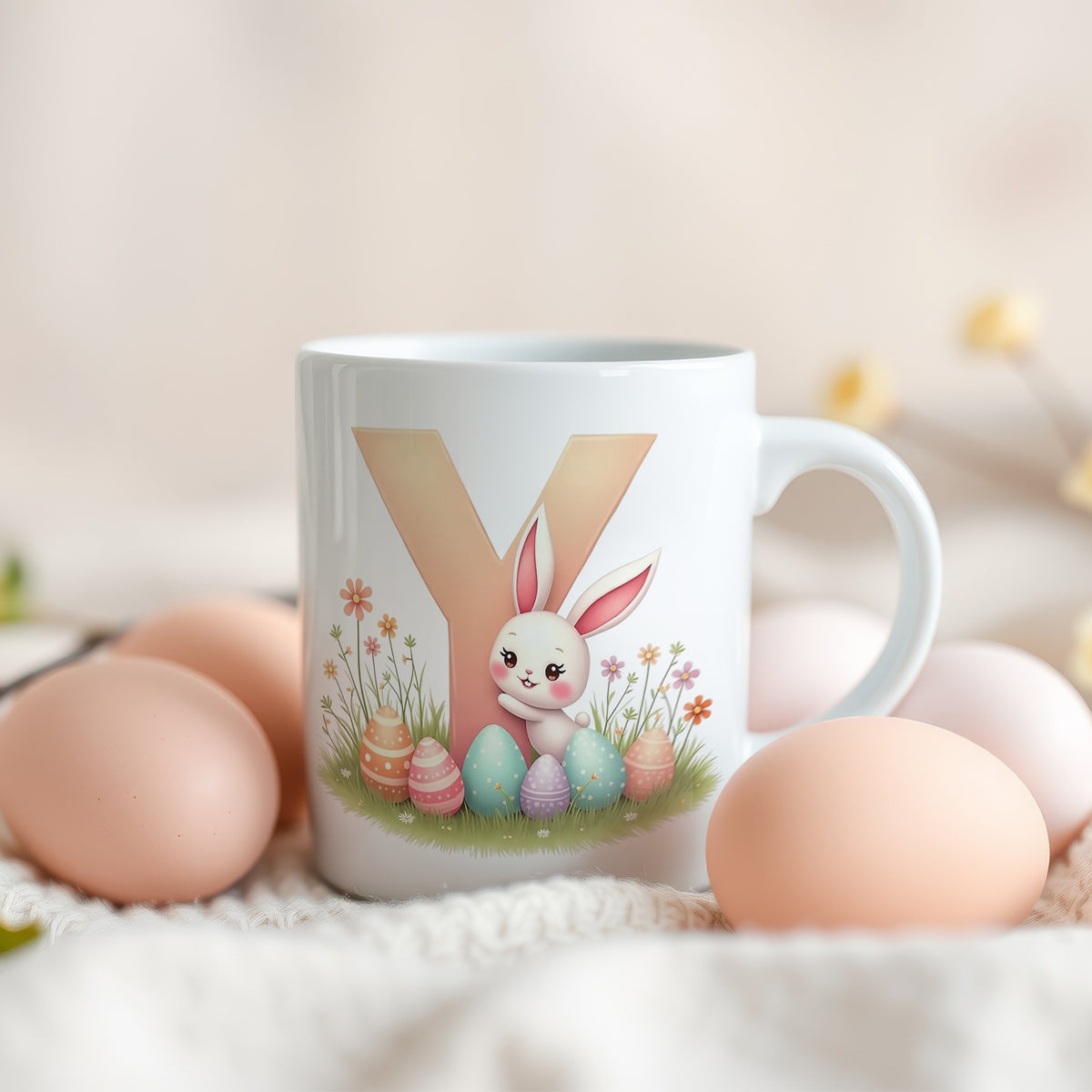 Tasse mit buntem Osterhasen und Eiern, weiß.