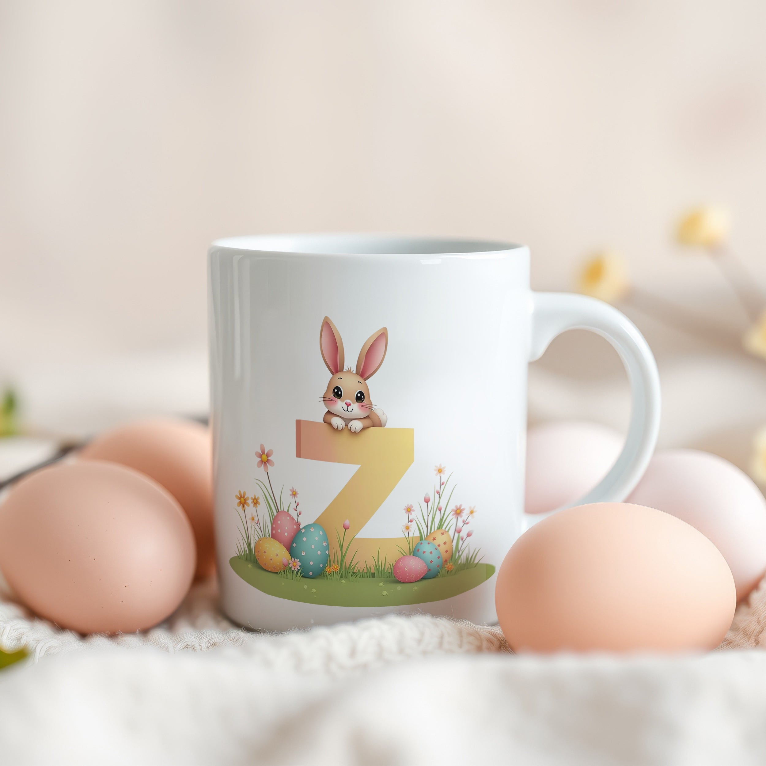 Weiße Tasse mit Hase und bunten Ostereiern.