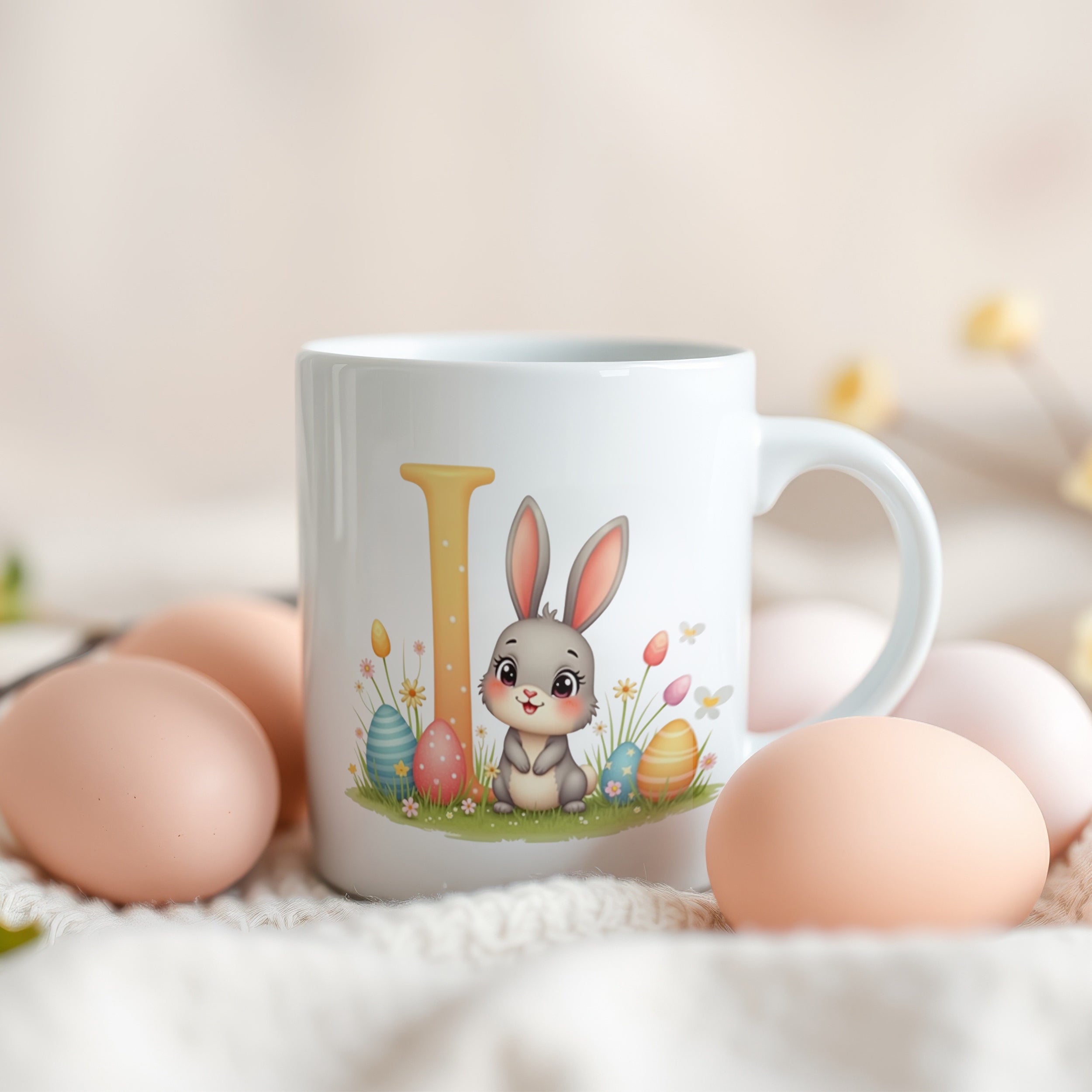 Tasse mit niedlichem Hasen und bunten Ostereiern.