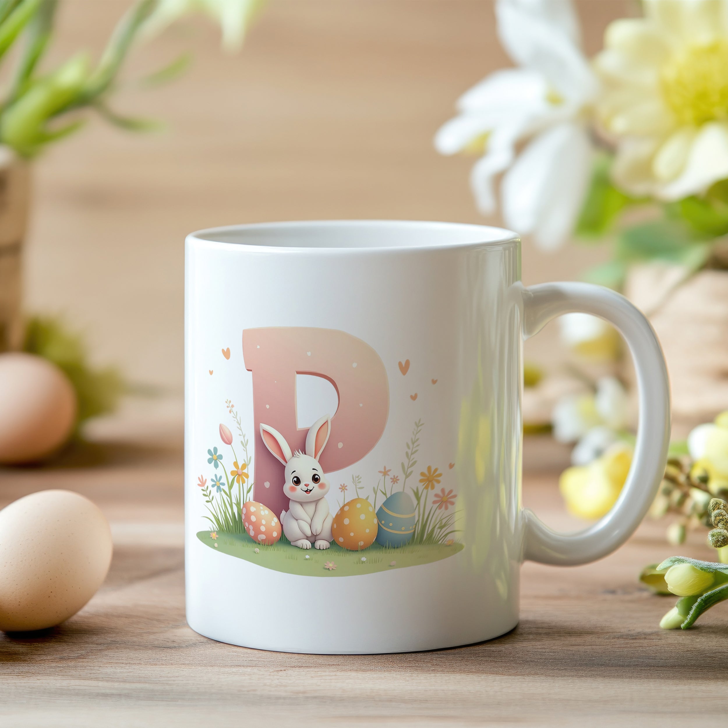Kaffeetasse mit Hase, bunten Eiern und Buchstaben P.