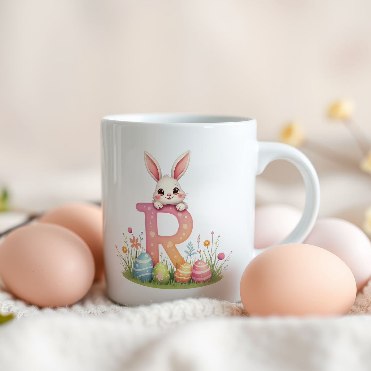 Weiße Tasse mit Hasenmotiv und bunten Ostereiern.