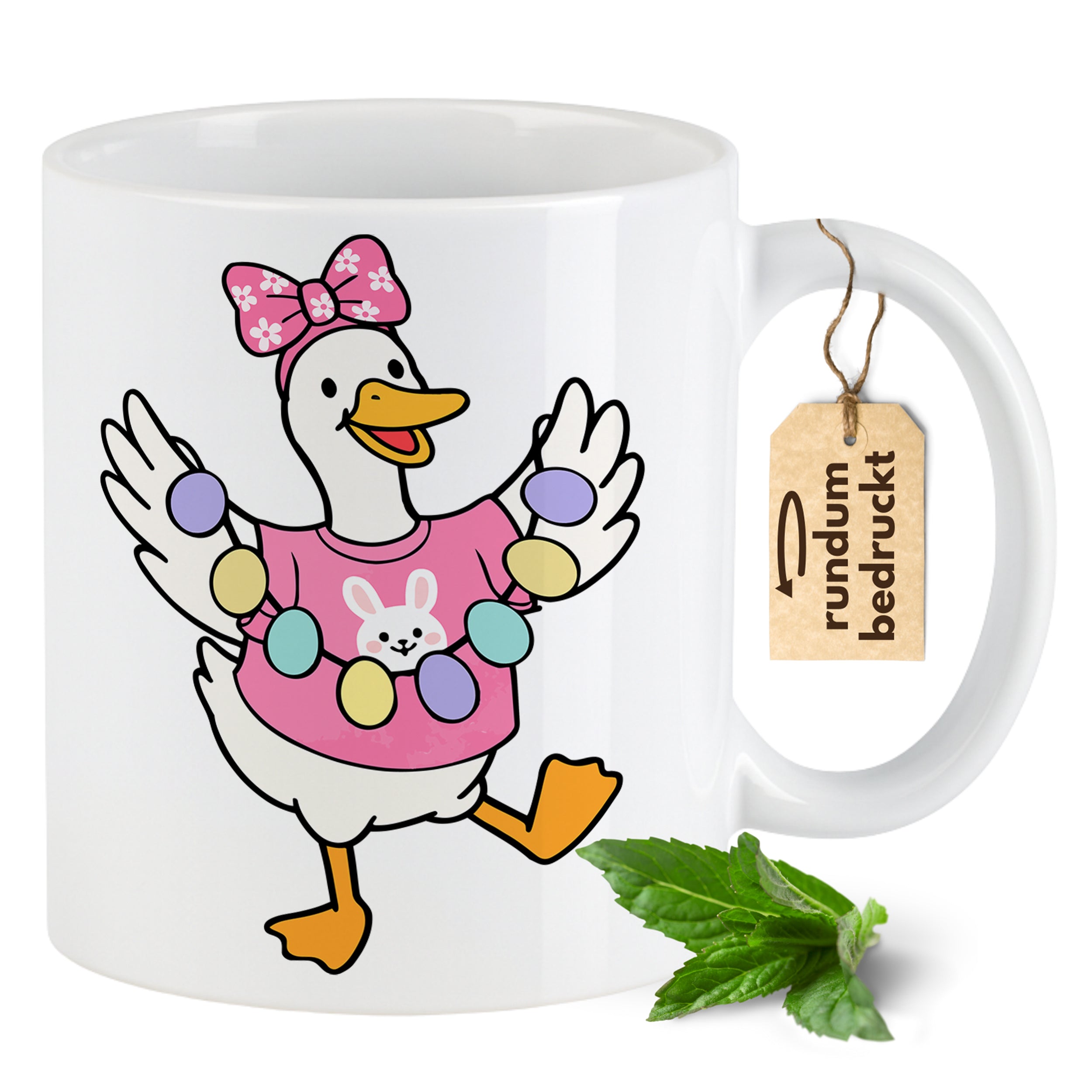 Weiße Tasse mit bunter Ente im Osteroutfit.