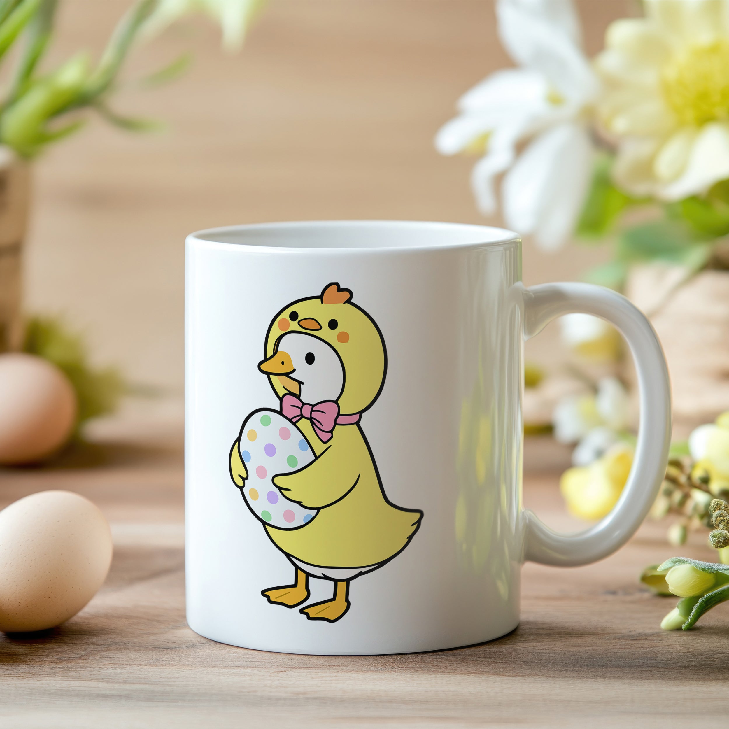 Tasse mit gelbem Küken und buntem Ei-Design.