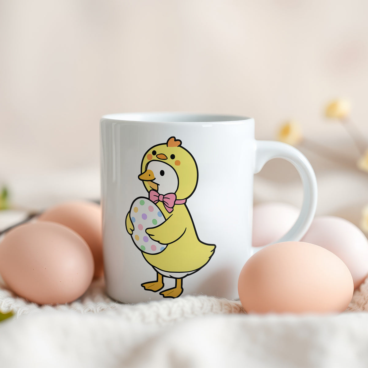 Weißer Becher mit gelbem Küken und buntem Ei.