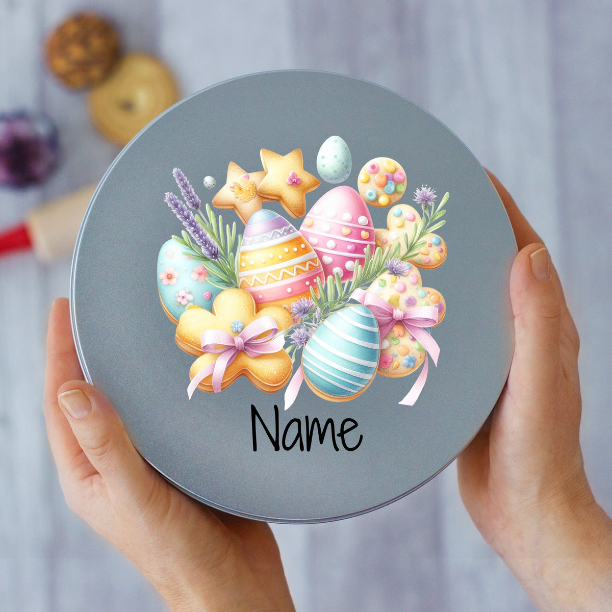 Bunte Ostereier auf grauem Hintergrund mit personalisiertem Namen.