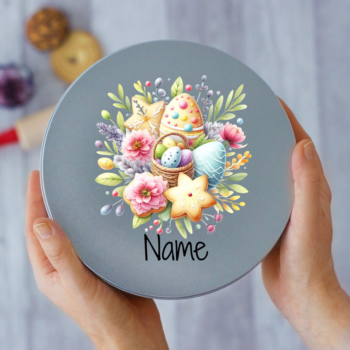 Bunte Ostereier und Blumen auf grauem Behälter.
