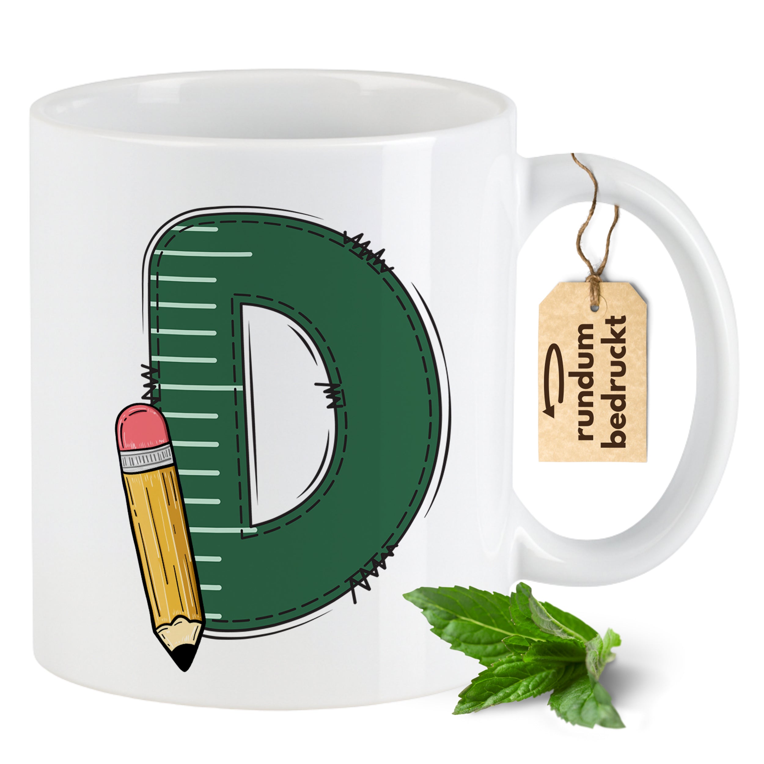 Weiße Tasse mit grünem "D" und Bleistift-Design.