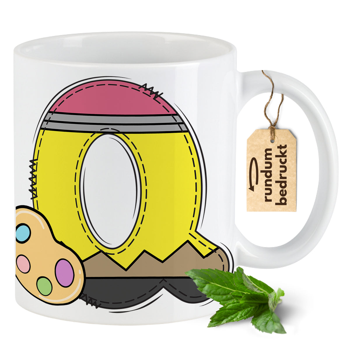 Bunte Tasse mit buntem Buchstaben Q und Keks-Motiv.