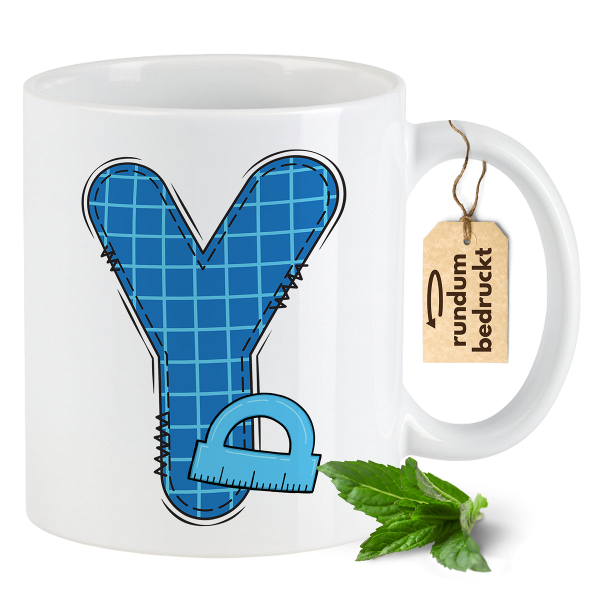 Weiße Tasse mit blauem Buchstaben Y und Lineal-Design.