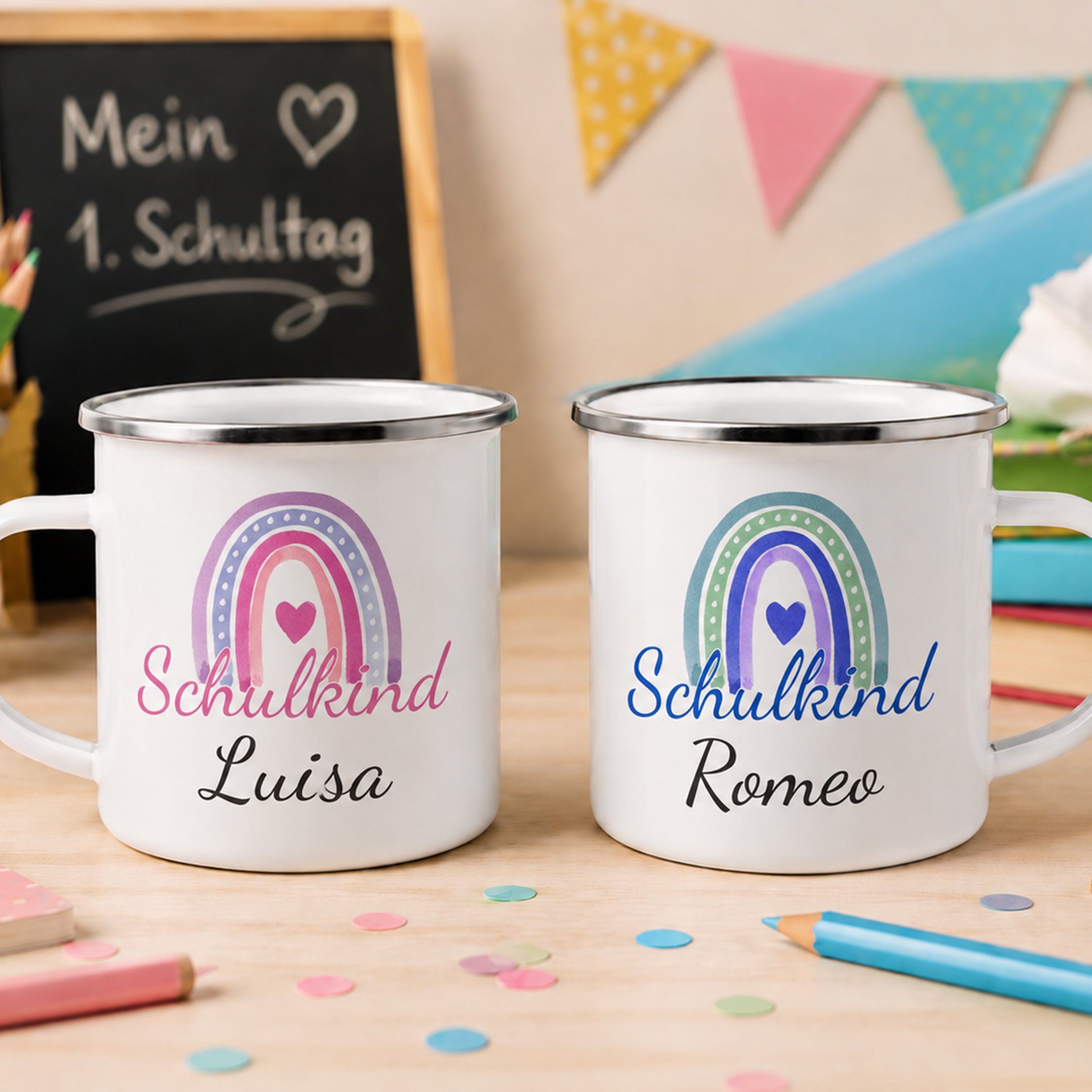 Zwei personalisierte Tassen mit Regenbogen-Design, weiß und bunt.