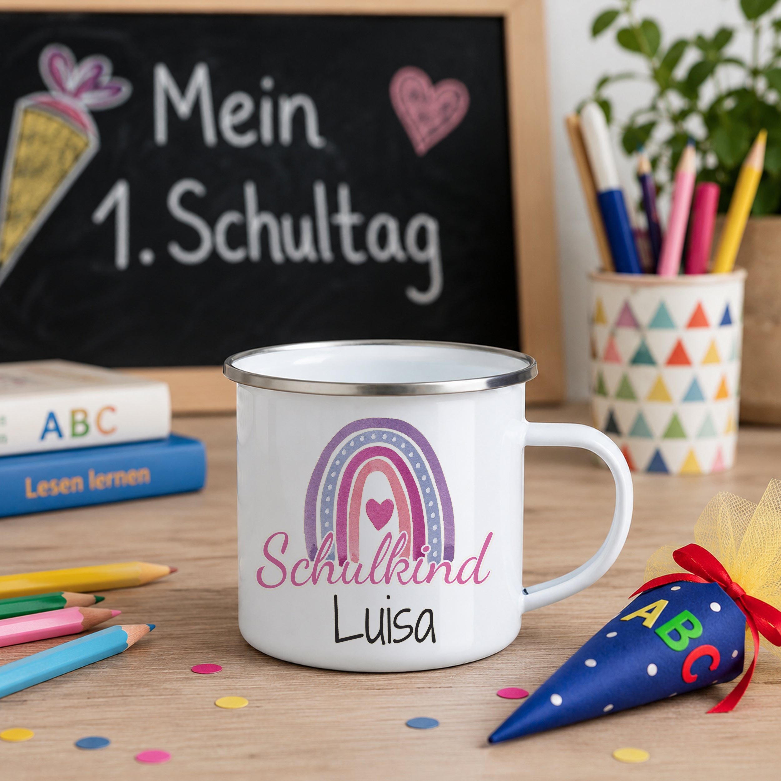 Weißer Emaillebecher mit Regenbogen und Namen Luisa.