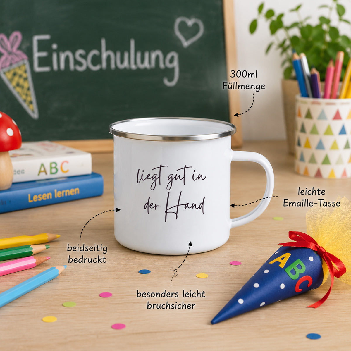 Weiße Emaille-Tasse mit schwarzem Schriftzug, 300ml Füllmenge.