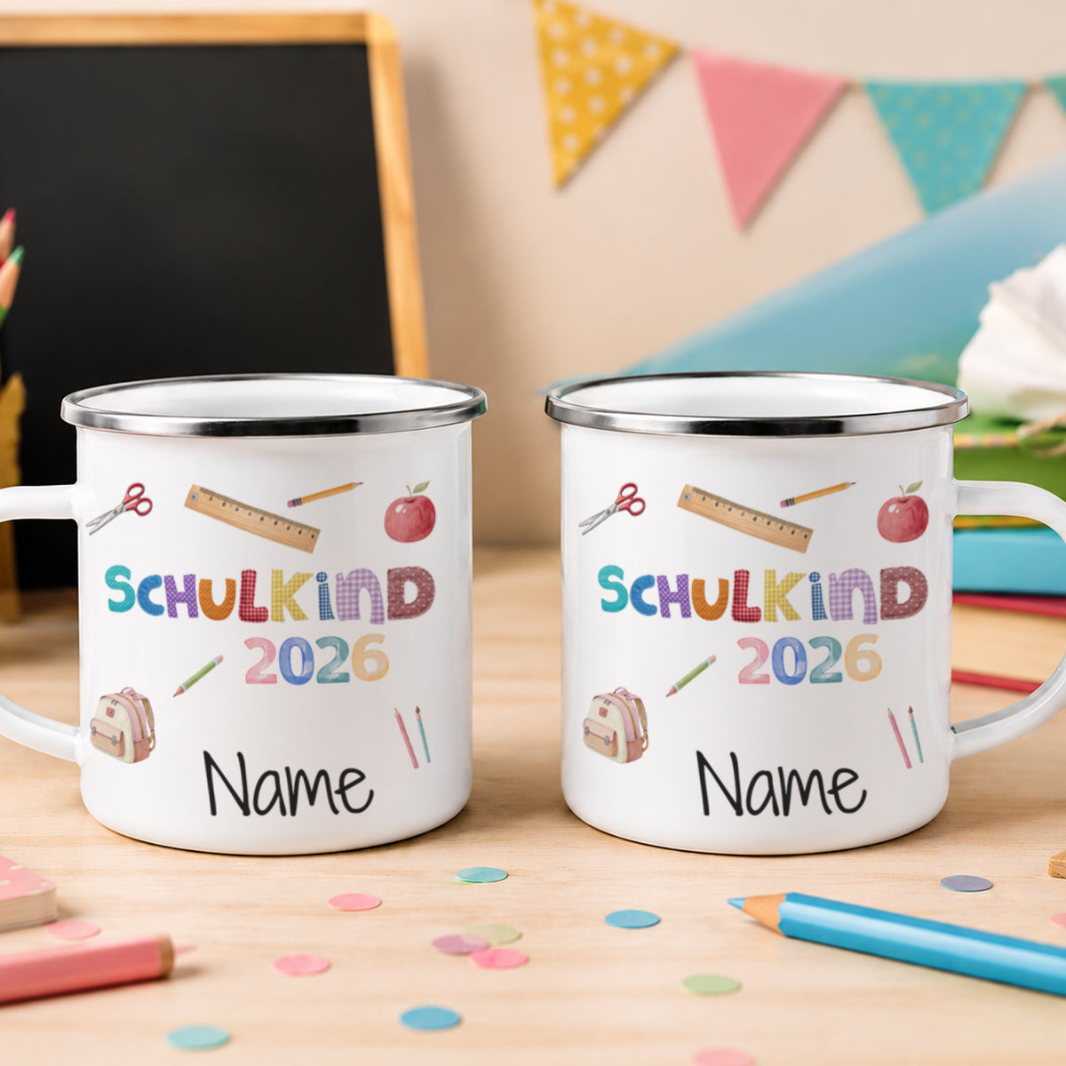 Zwei weiße Emaille-Tassen mit buntem Schulkind-Design 2026.
