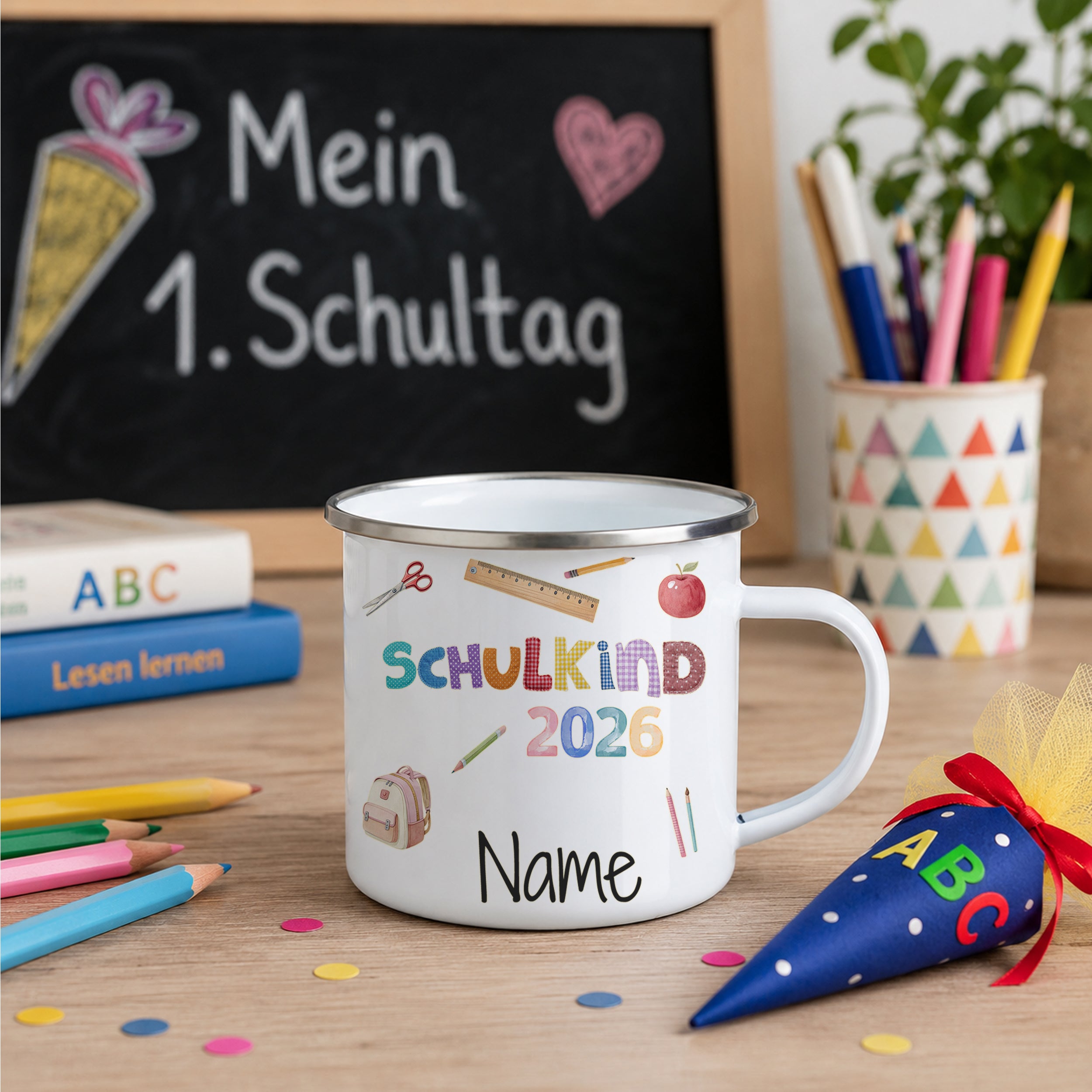 Emaille-Tasse mit buntem Schulkind-Design, personalisierbar.