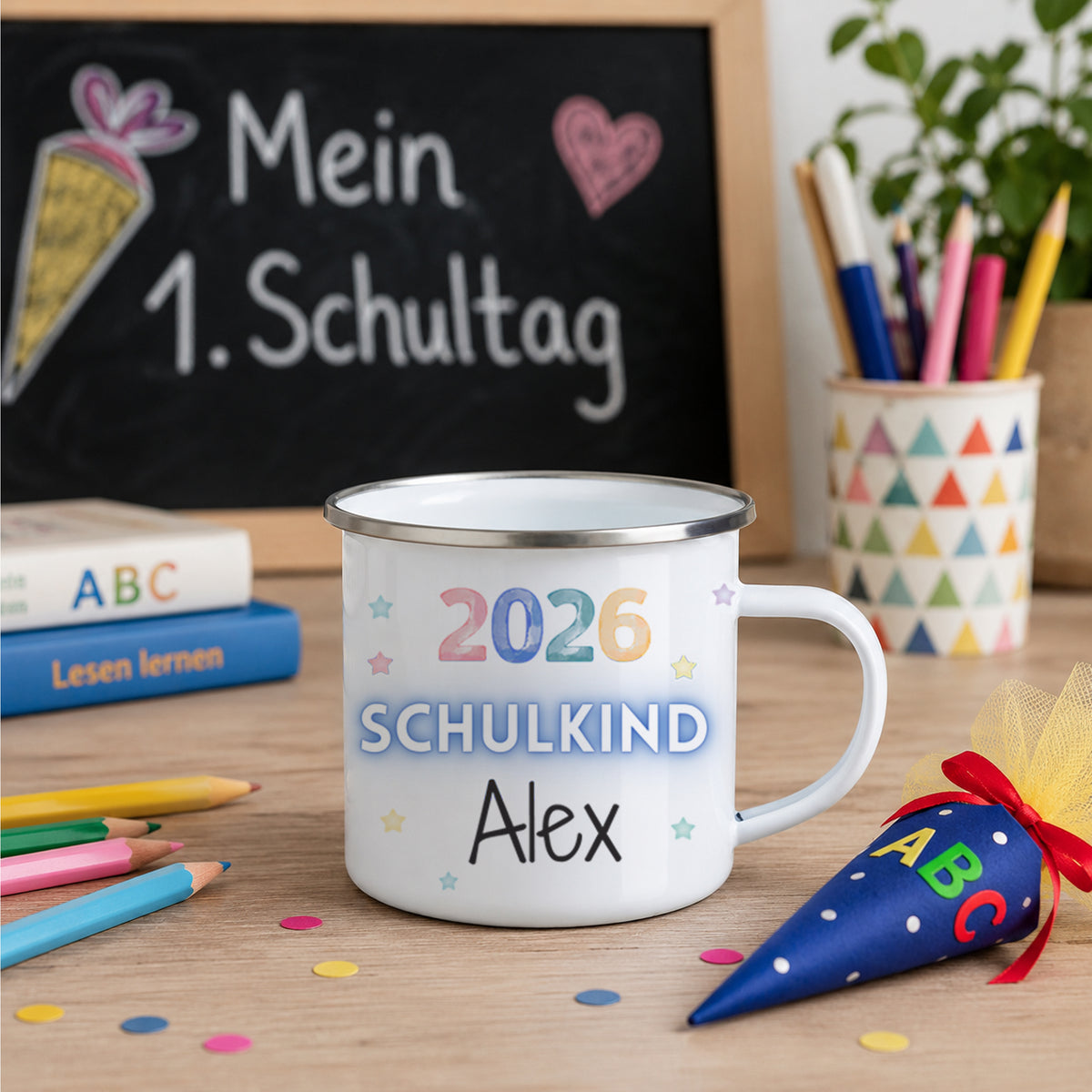 Emaille-Tasse mit "2026 SCHULKIND Alex" in bunten Farben.