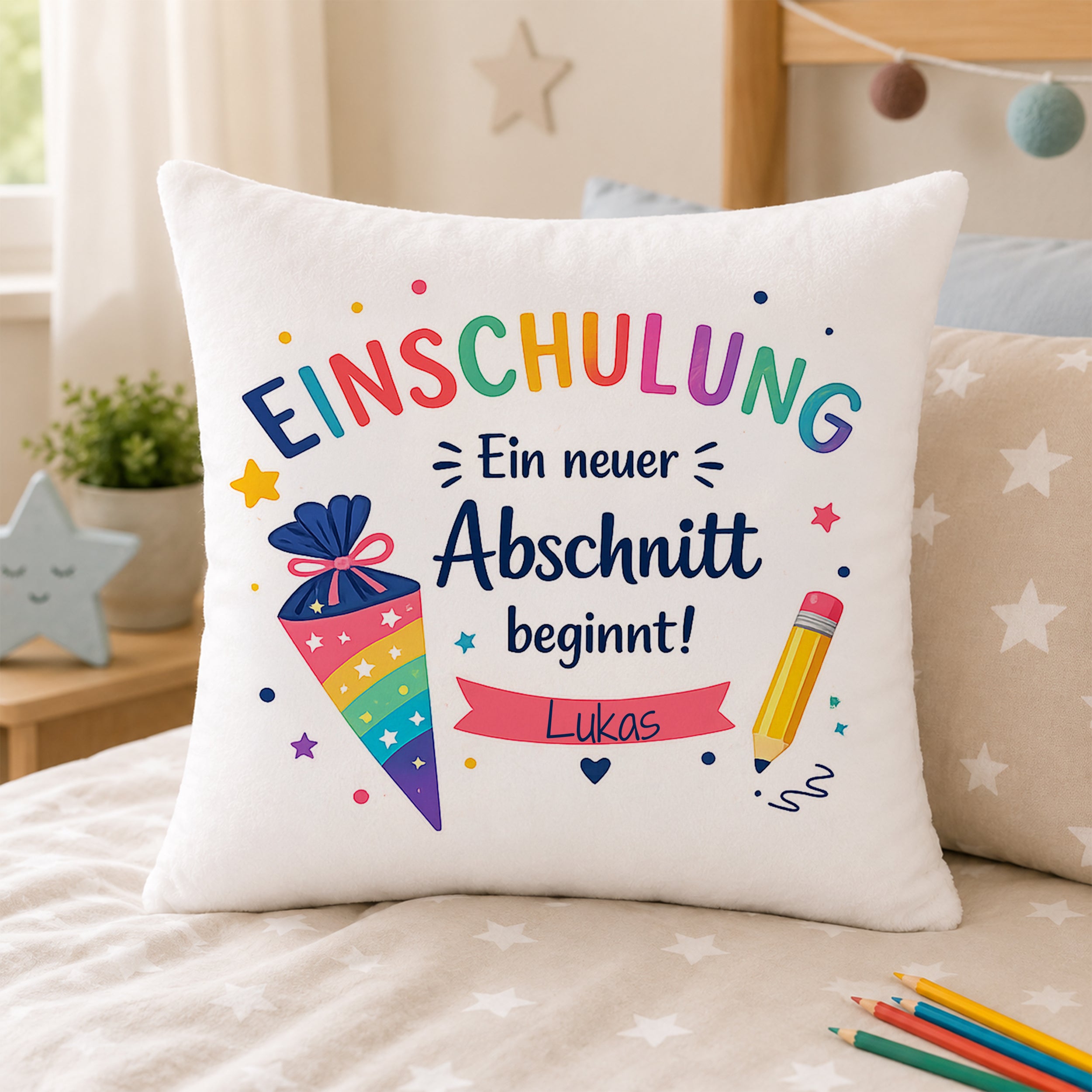 Kissen mit buntem Einschulung-Design und Namen Lukas.