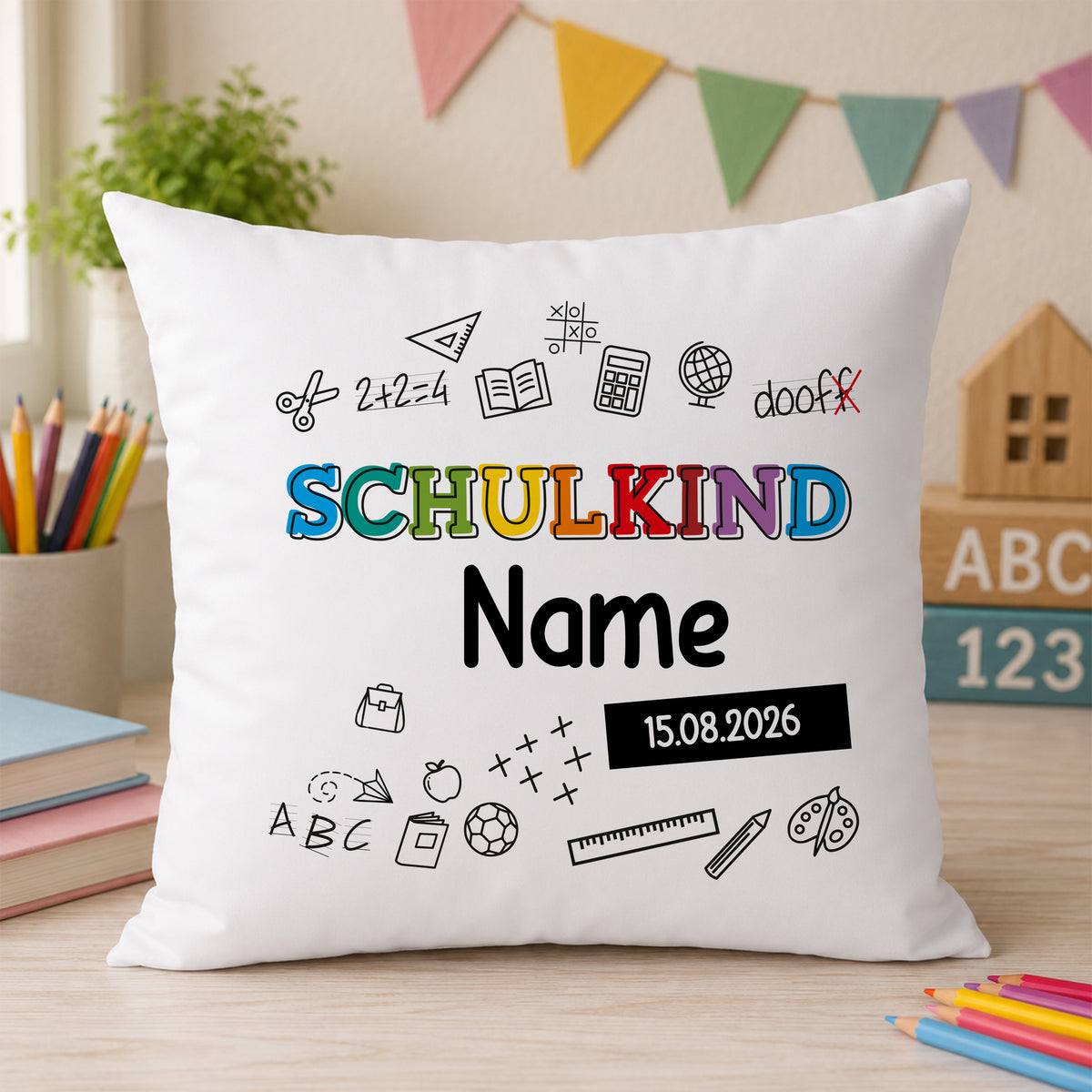 Kissen mit buntem "SCHULKIND"-Schriftzug und Zeichnungen.