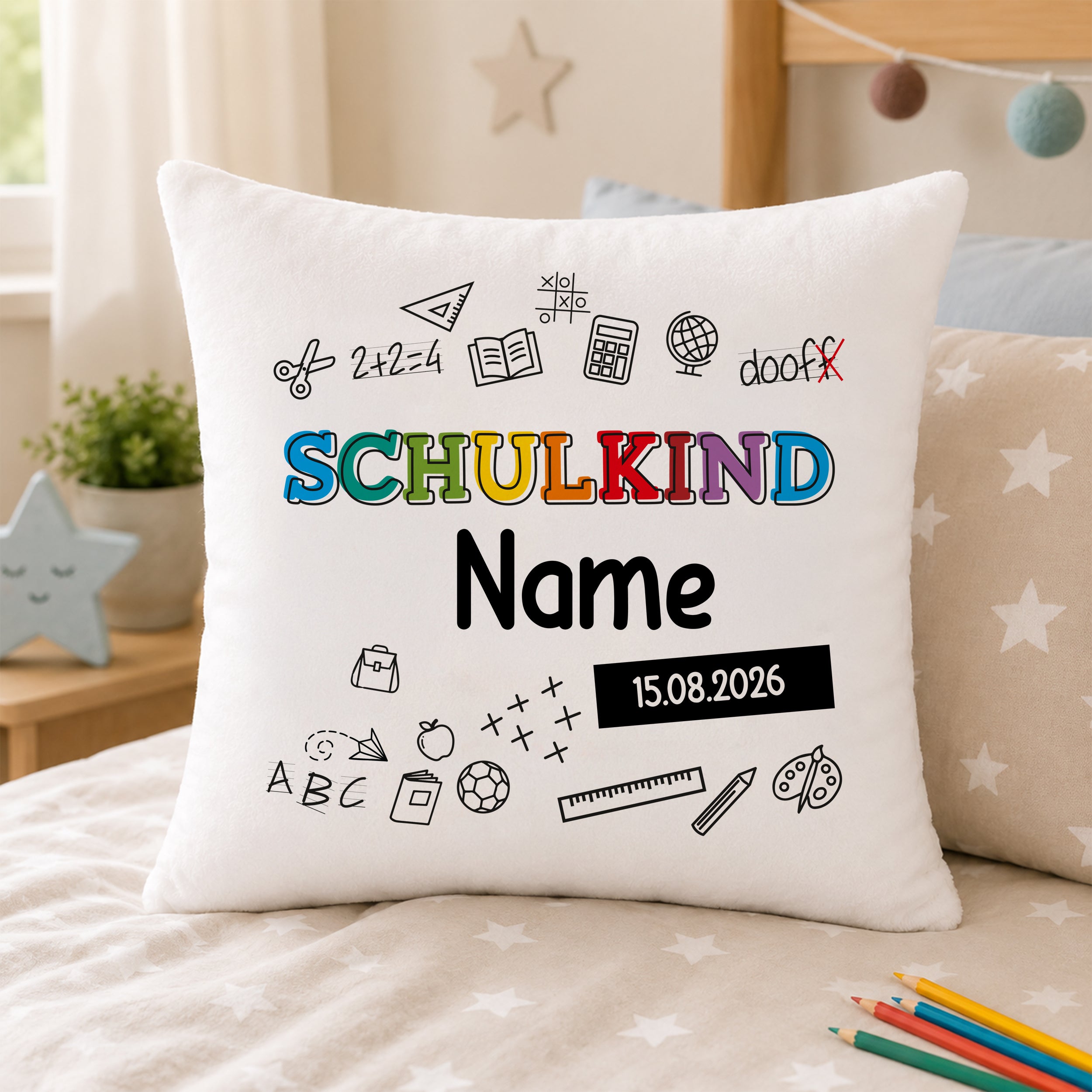 Kissen mit buntem "SCHULKIND"-Schriftzug und personalisierbarem Namen.