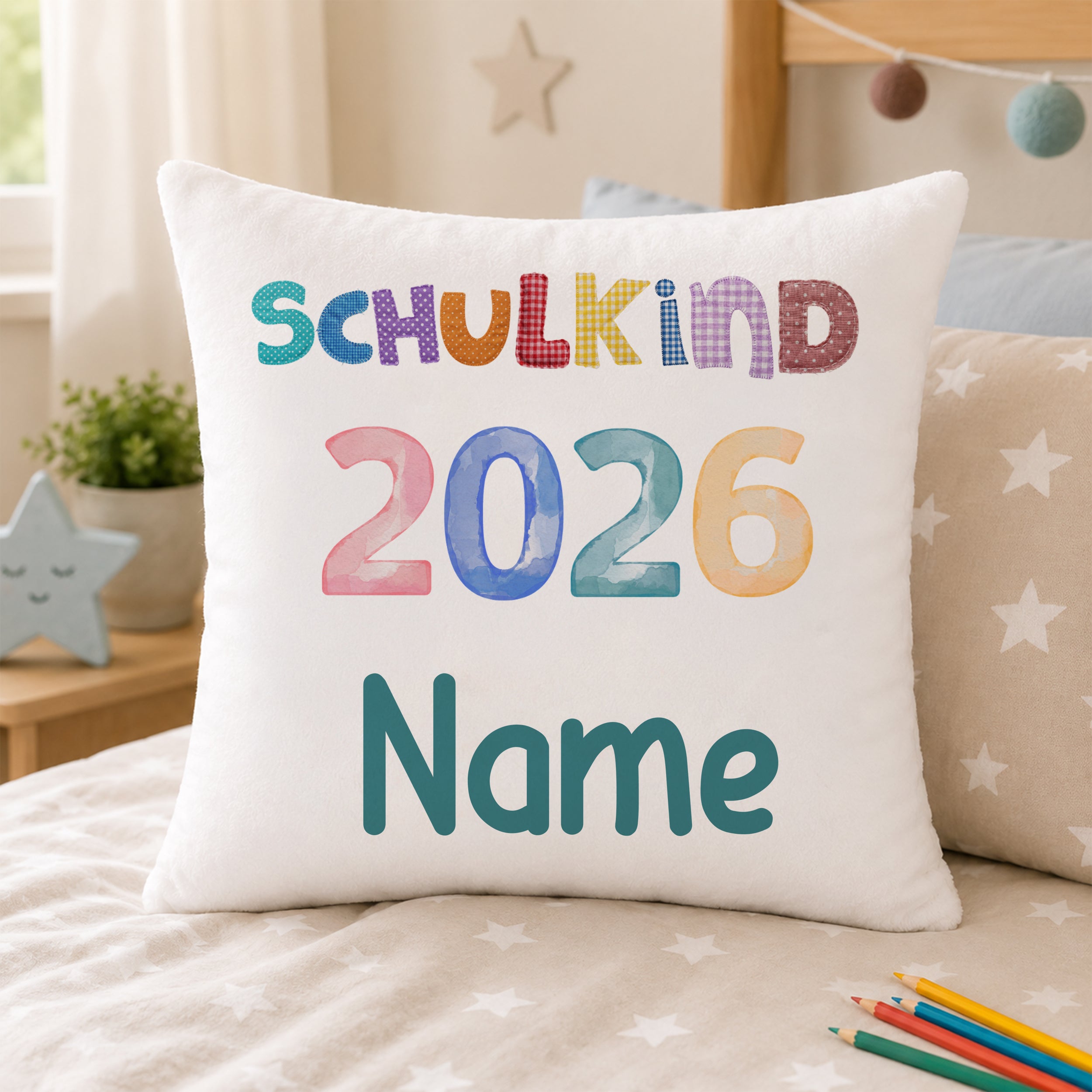 Kissen mit buntem Aufdruck "Schulkind 2026" und Platz für Namen.