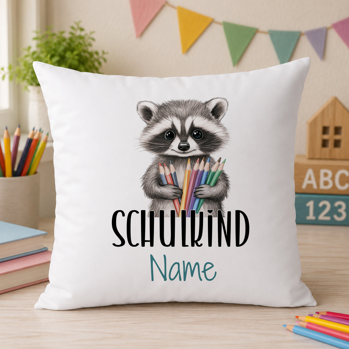 Kissen mit Waschbär und bunten Buntstiften, personalisierbar.