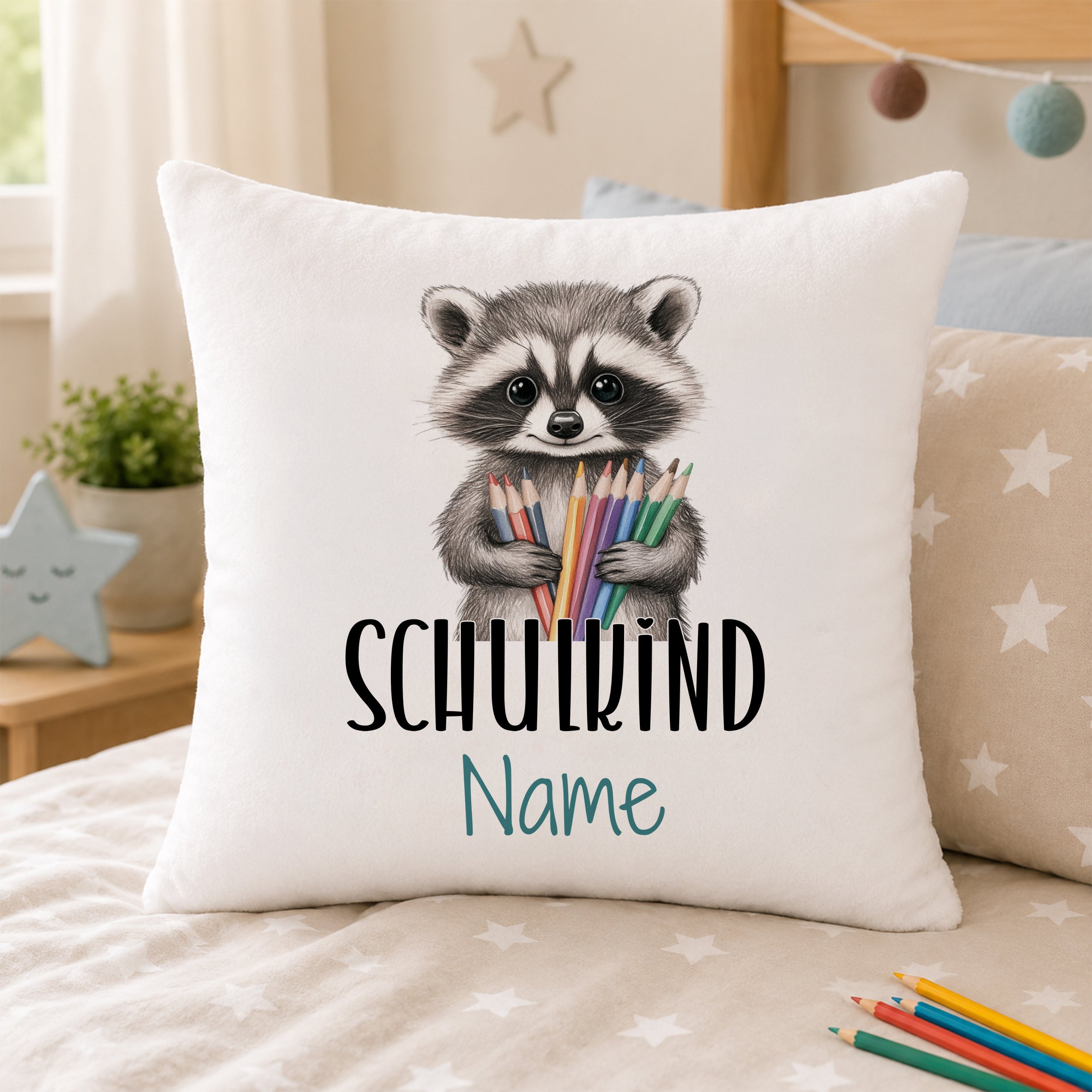 Kissen mit Waschbär und bunten Buntstiften, personalisierbar.