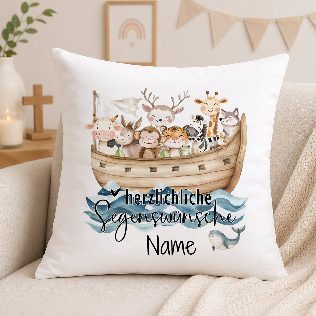 Kissen mit bunten Tieren auf einem Boot, personalisierbar.