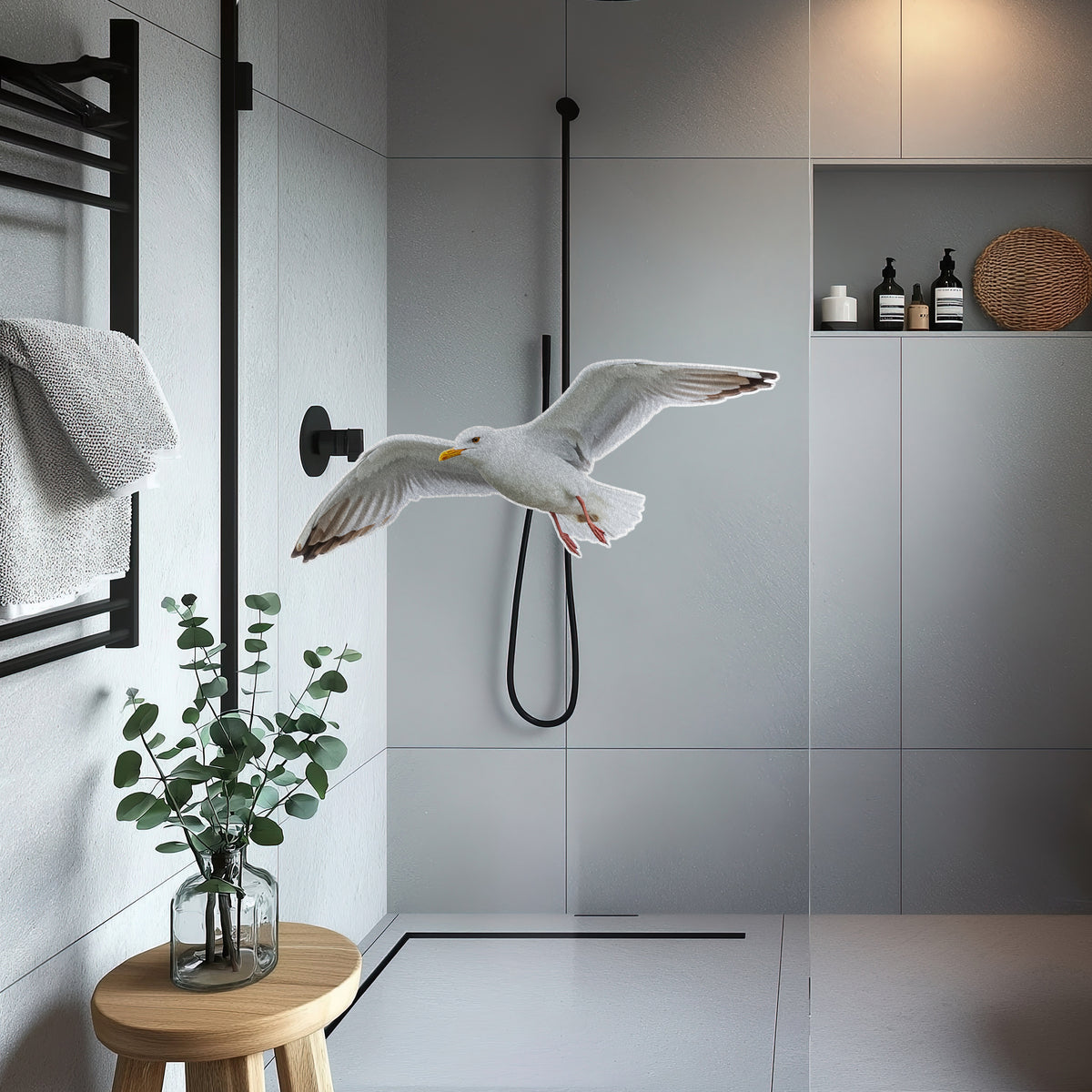 Weißer Möwe fliegt in modernem Badezimmer mit Pflanzen.