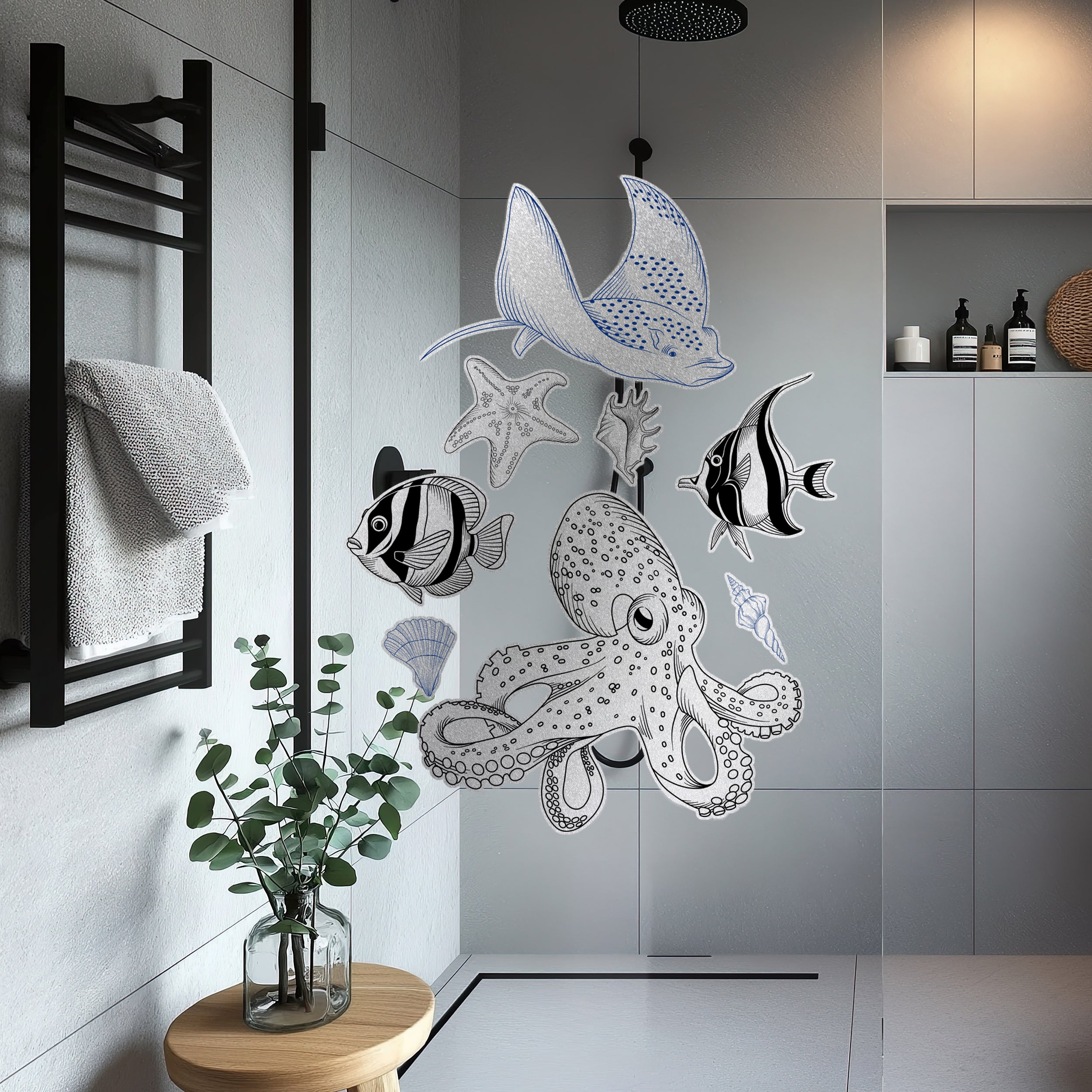 Bunte Meeresbewohner-Hängedekoration in einem modernen Badezimmer.