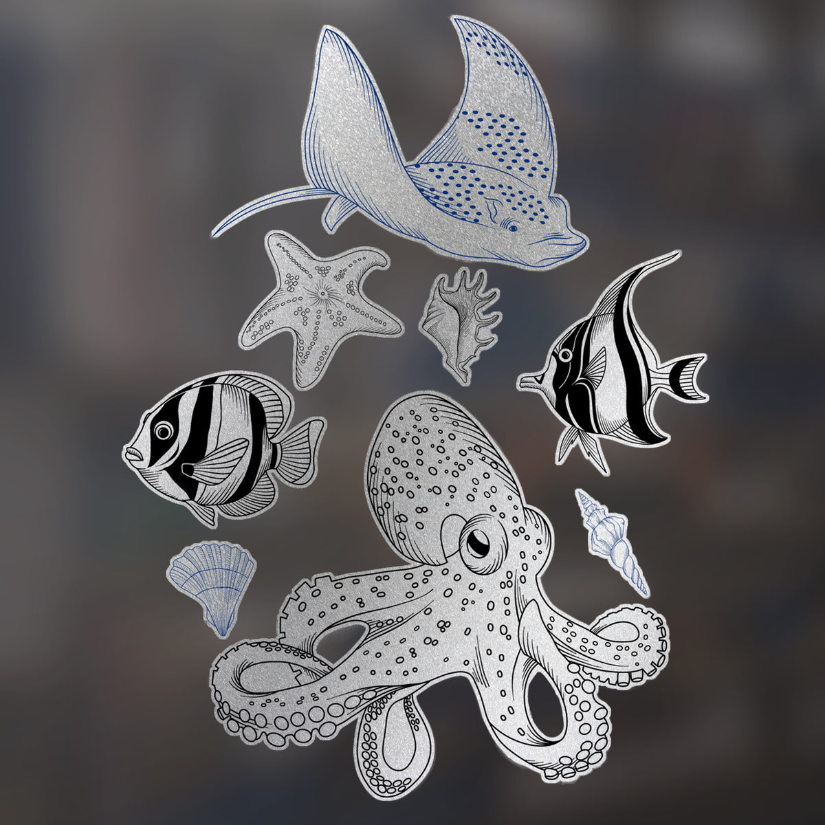 Oktopus, Rochen, Fische und Seestern in Schwarz-Weiß.