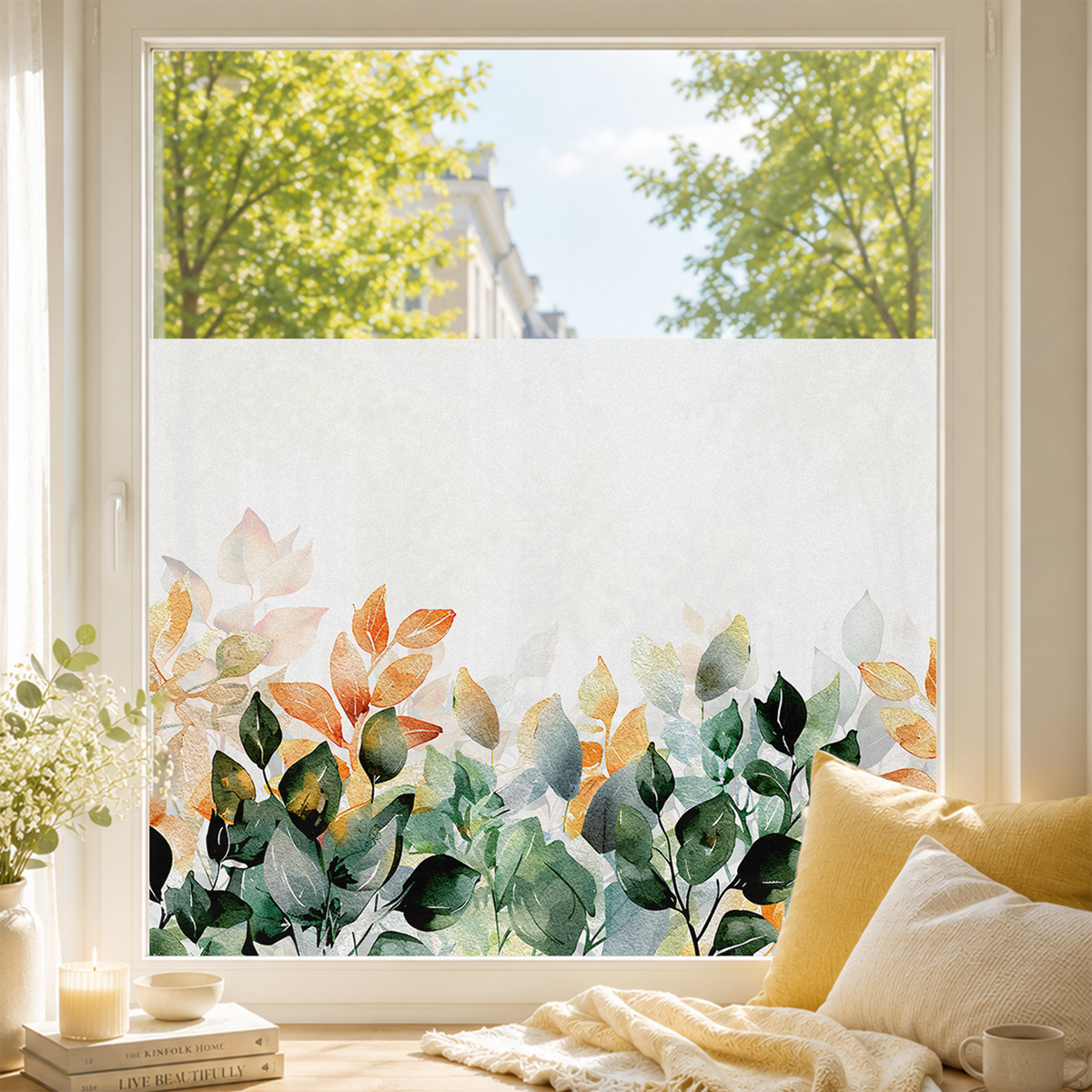 Fenster mit bunten, blattartigen Pflanzenmotiven.