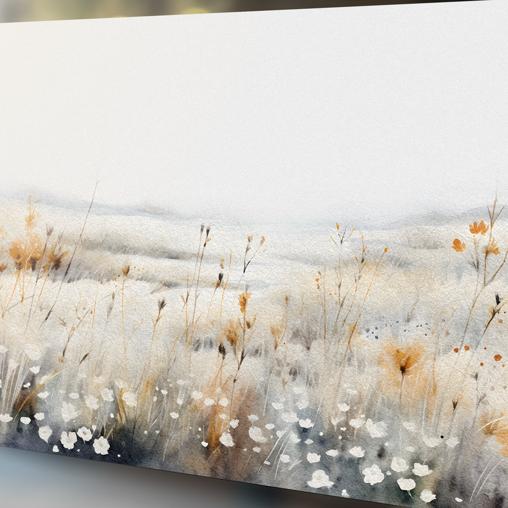 Aquarell von blühenden Wiesen in sanften Beige- und Grautönen.