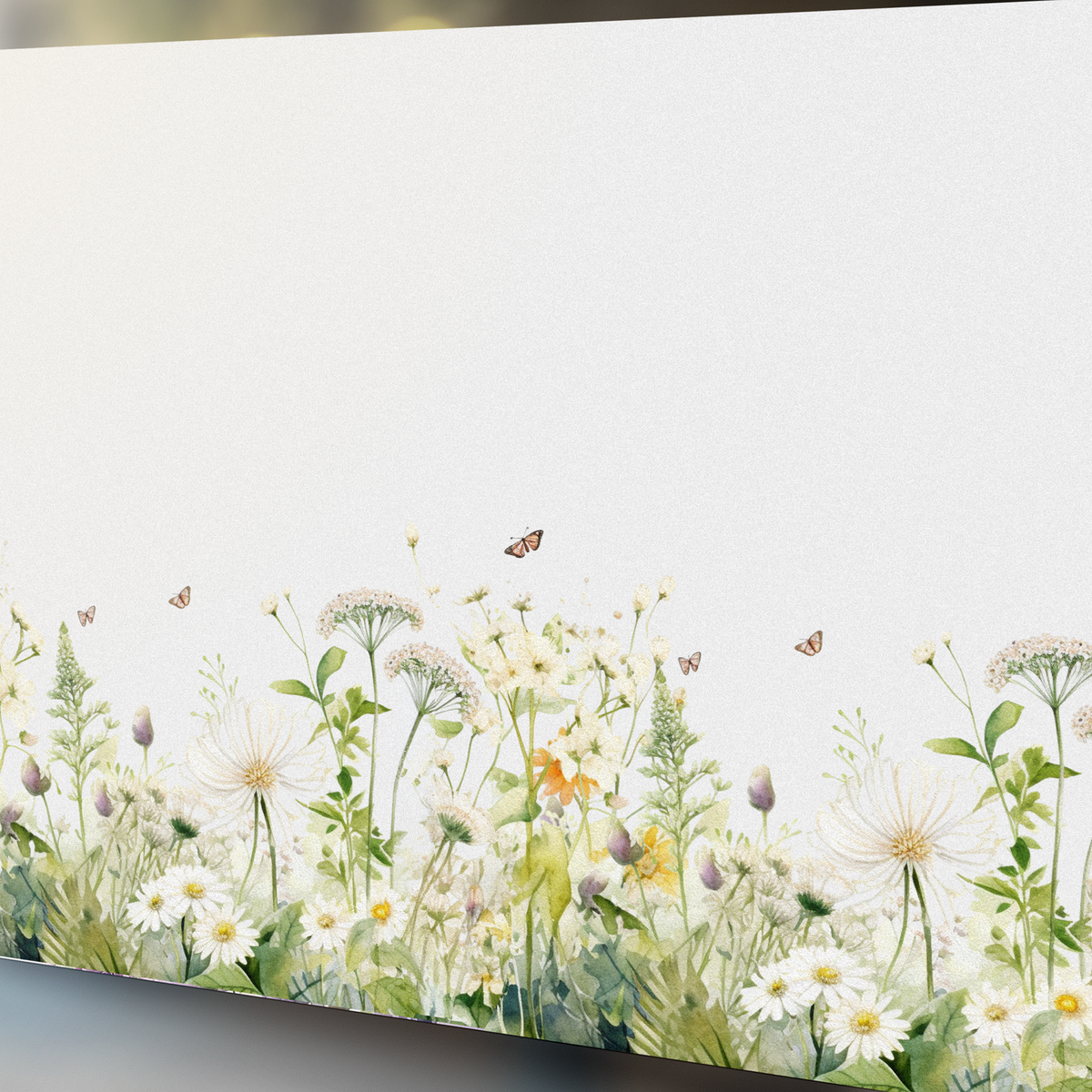 Bunte Blumenwiese mit Schmetterlingen und zarten Pflanzen.