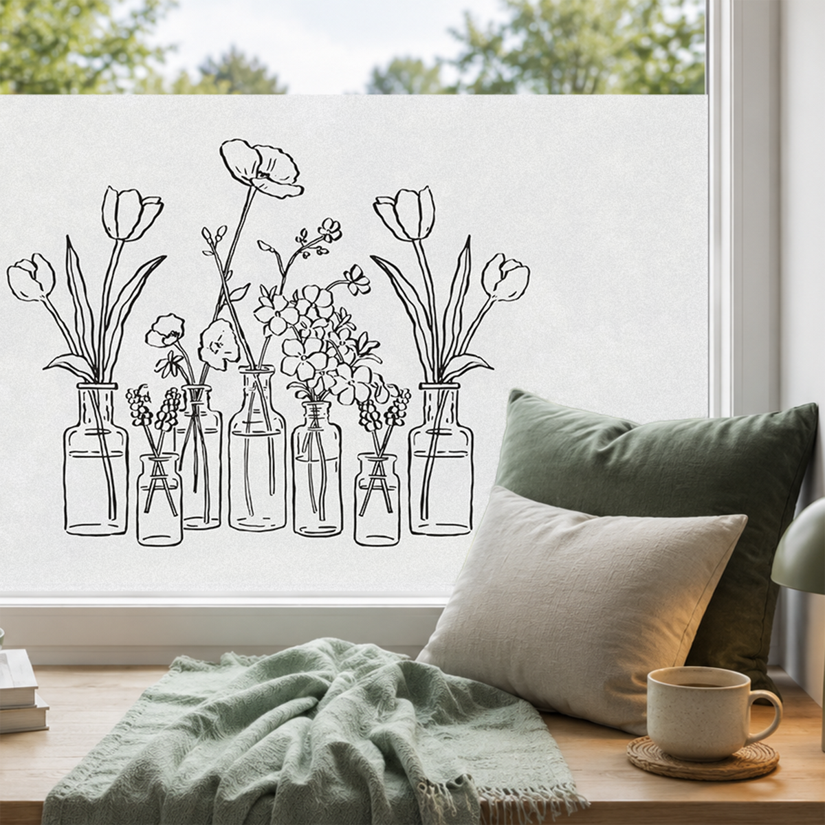 Vasen mit Blumenillustrationen, schwarz-weiß, moderne Dekoration.