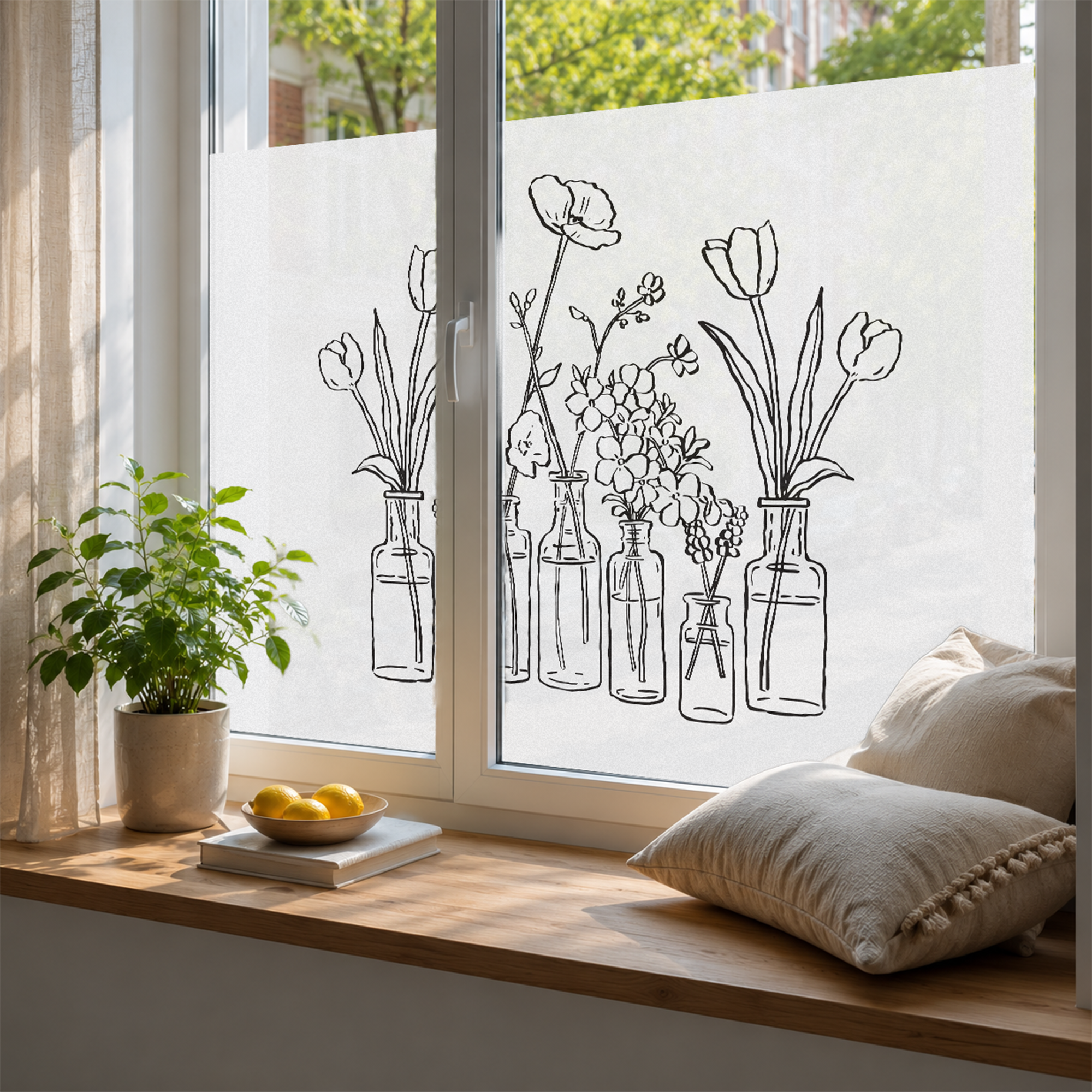 Fensterfolie mit Blumenmotiven, transparente Gestaltung, helle Farben.