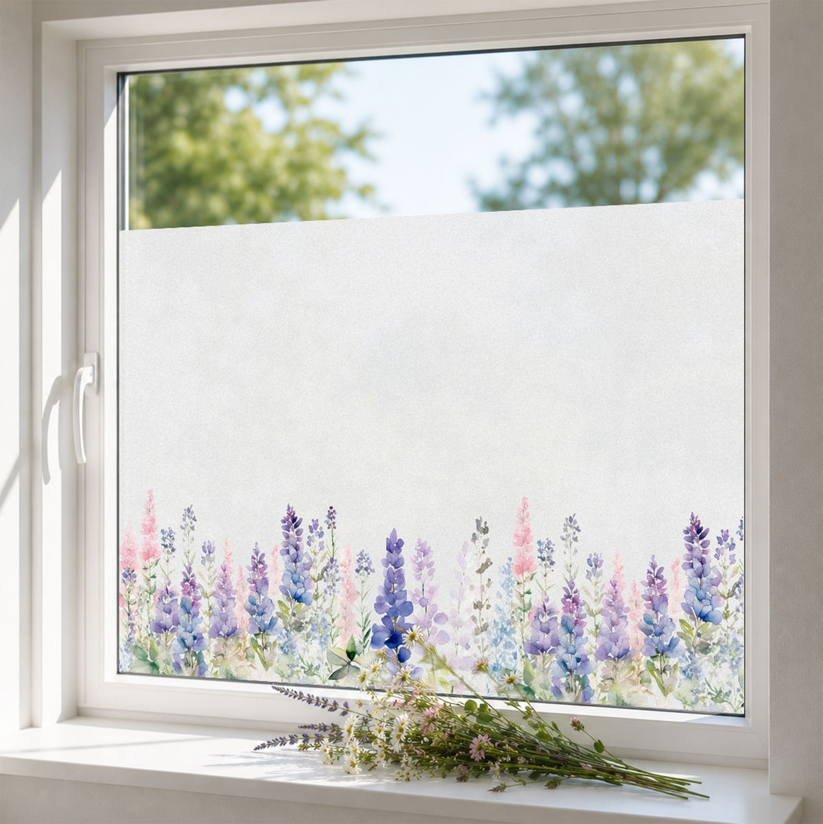 Bunte Blumenfolie für Fenster mit lila und rosa Akzenten.