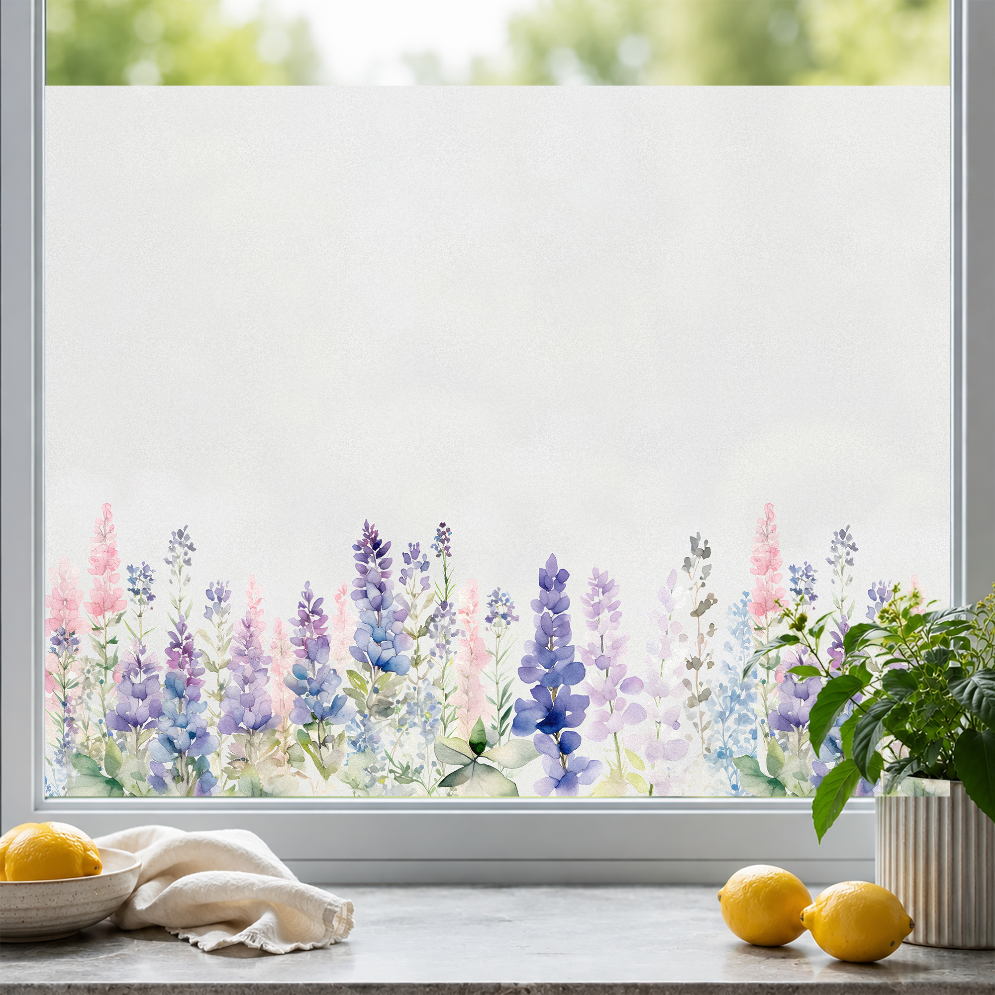 Bunte Blumenmuster in Lila- und Rosatönen am Fenster.