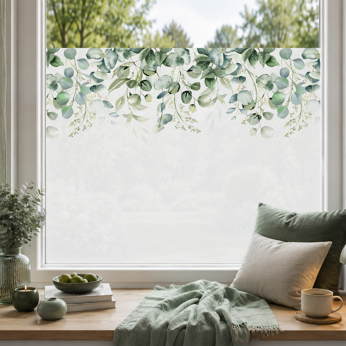 Fensterdekoration mit grünen Pflanzenmotiven und hellem Hintergrund.