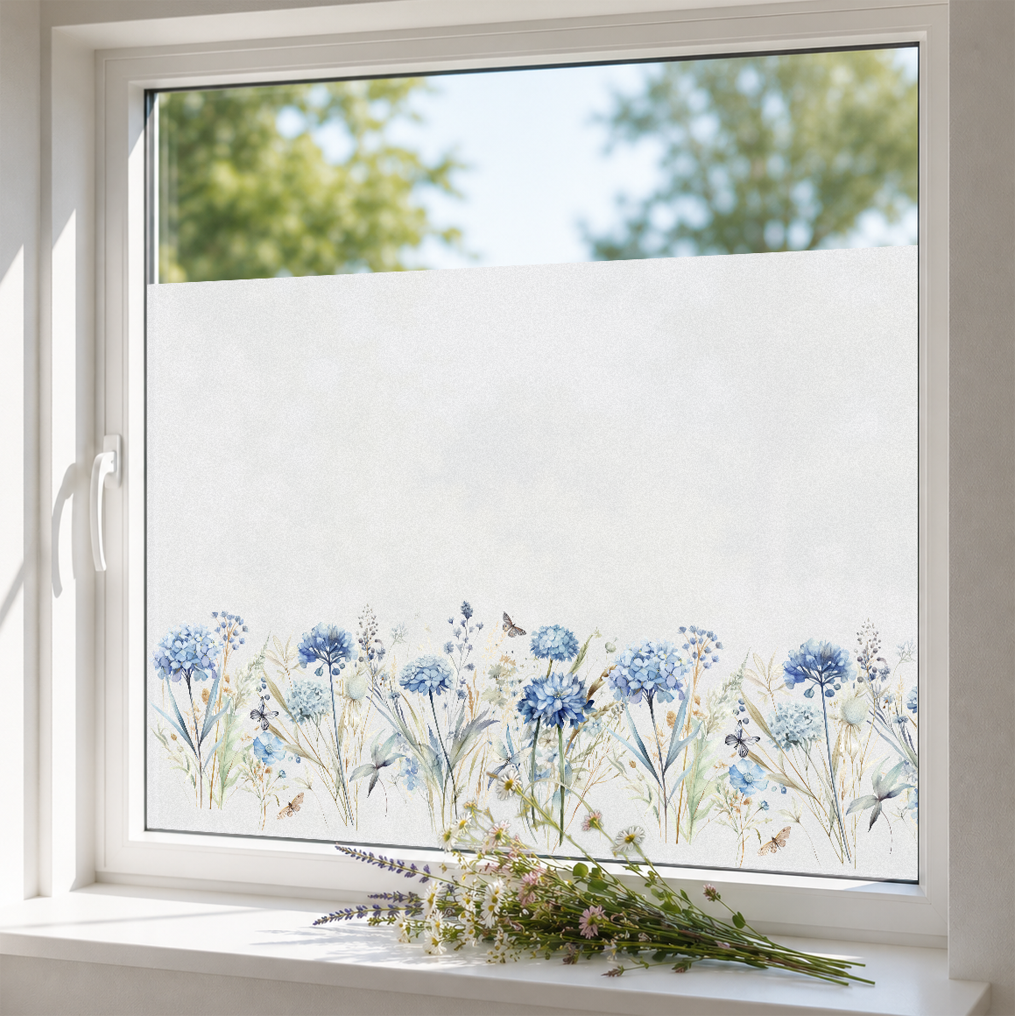 Fensterfolie mit blauen Blumenmotiven und transparentem Hintergrund.
