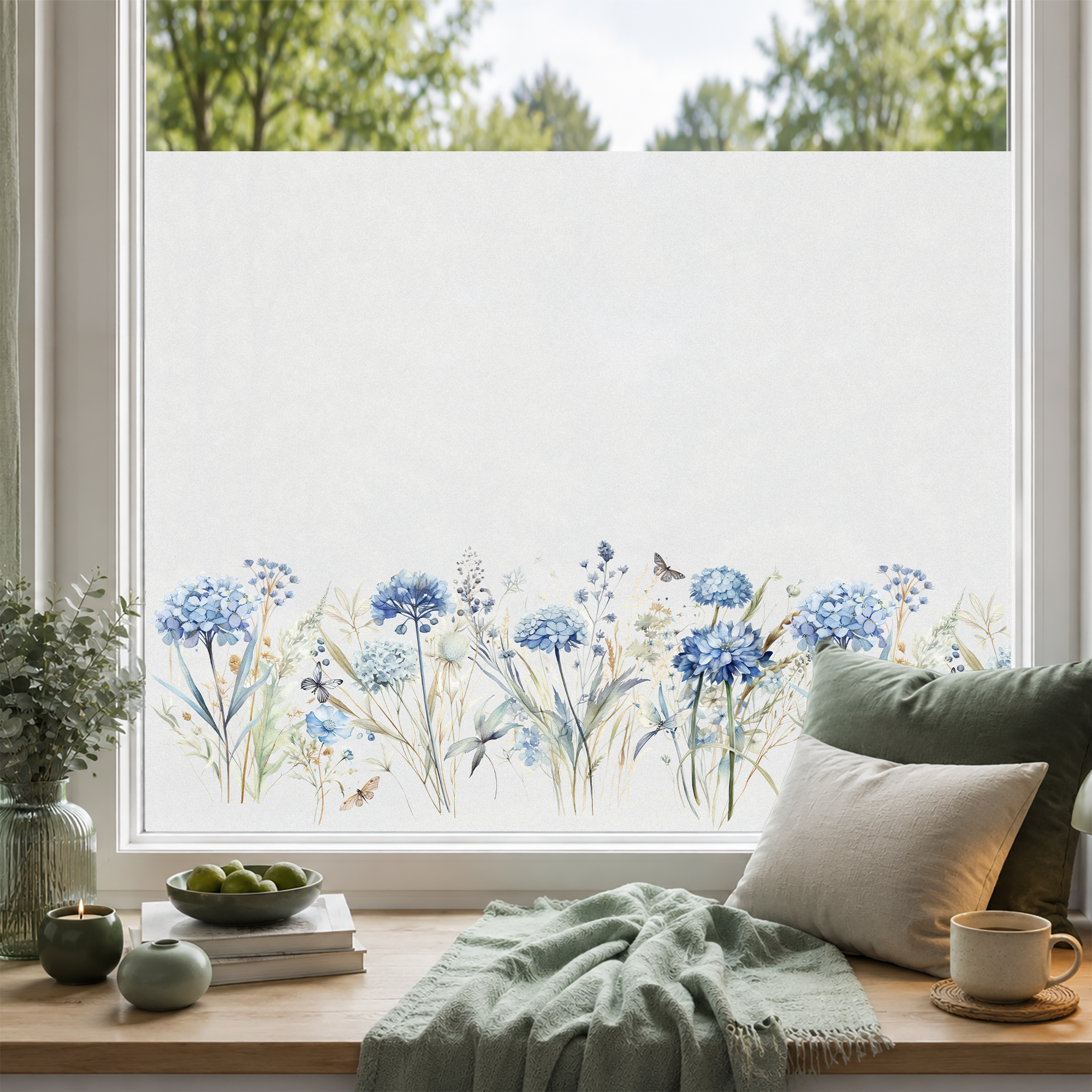 Blumenmotiv in Blau auf transluzentem Fensterrollo.