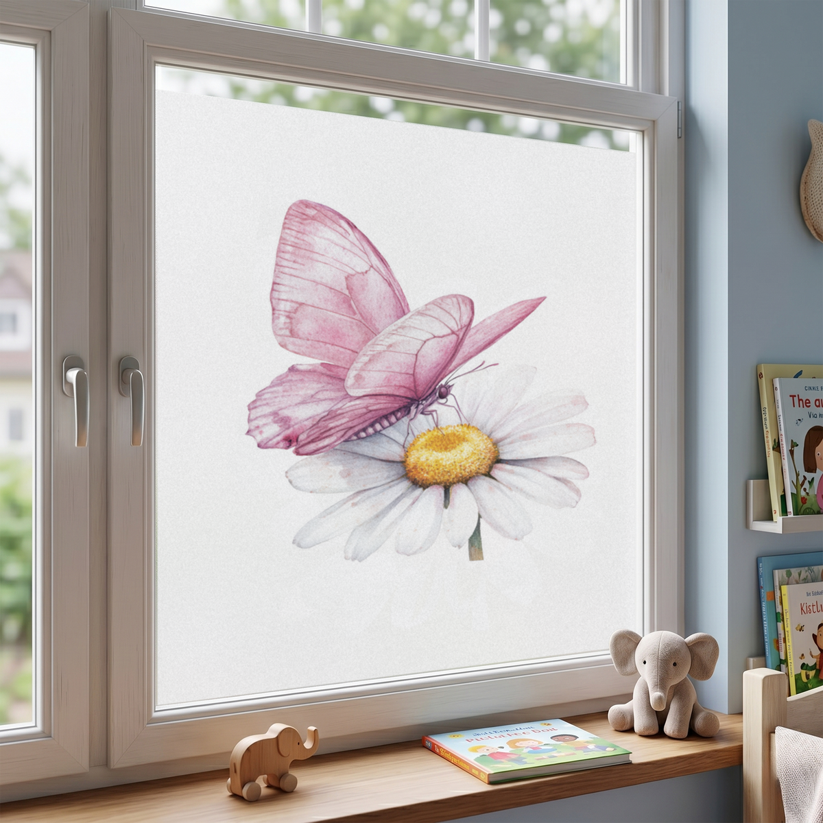 Rosa Schmetterling auf weißer Margerite im Fenster.