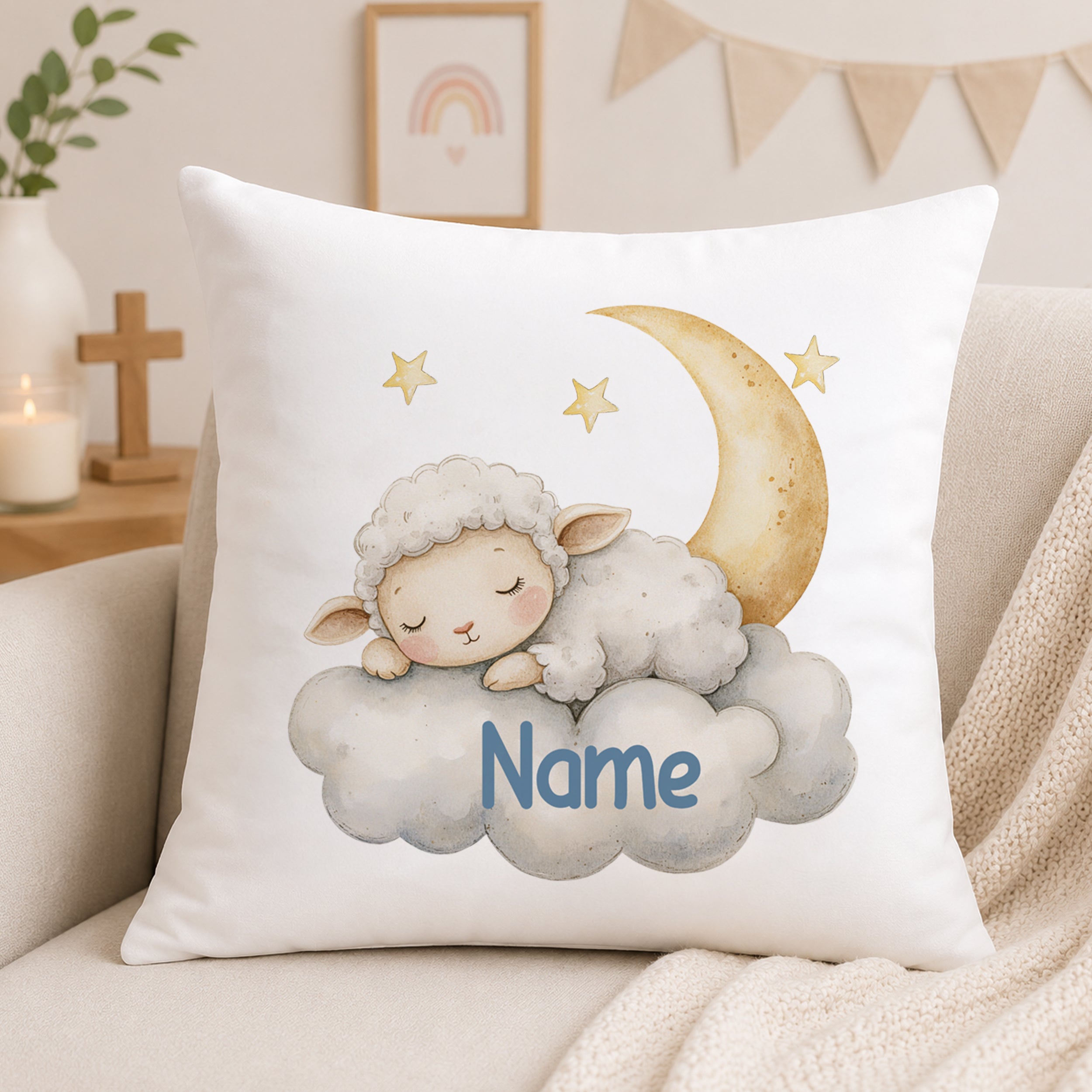 Kissen mit schlafendem Schaf, Wolken, Mond und Sternen.