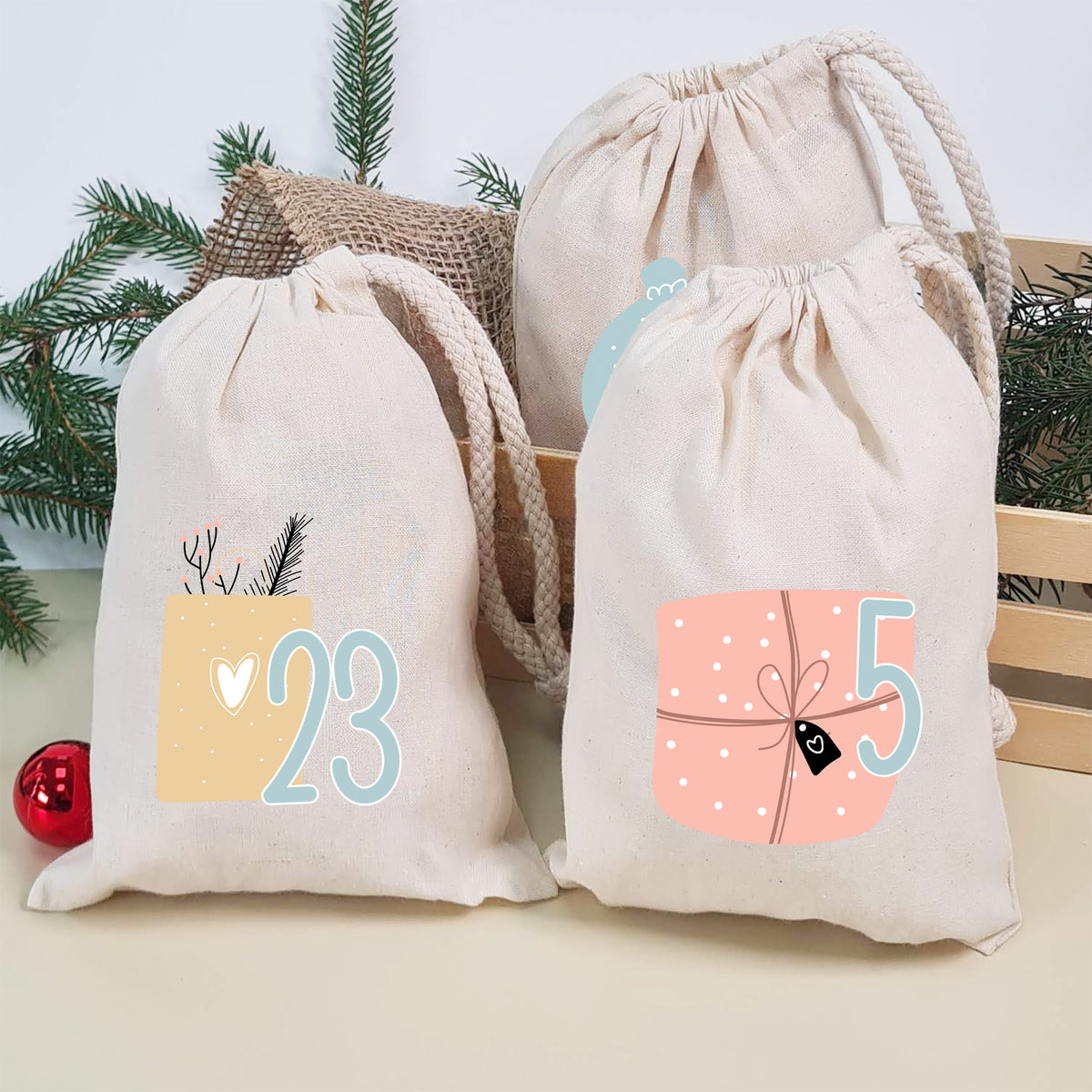 Adventskalender mit naturfarbenen Stoffbeuteln und pastellfarbenen Weihnachtsmotiven