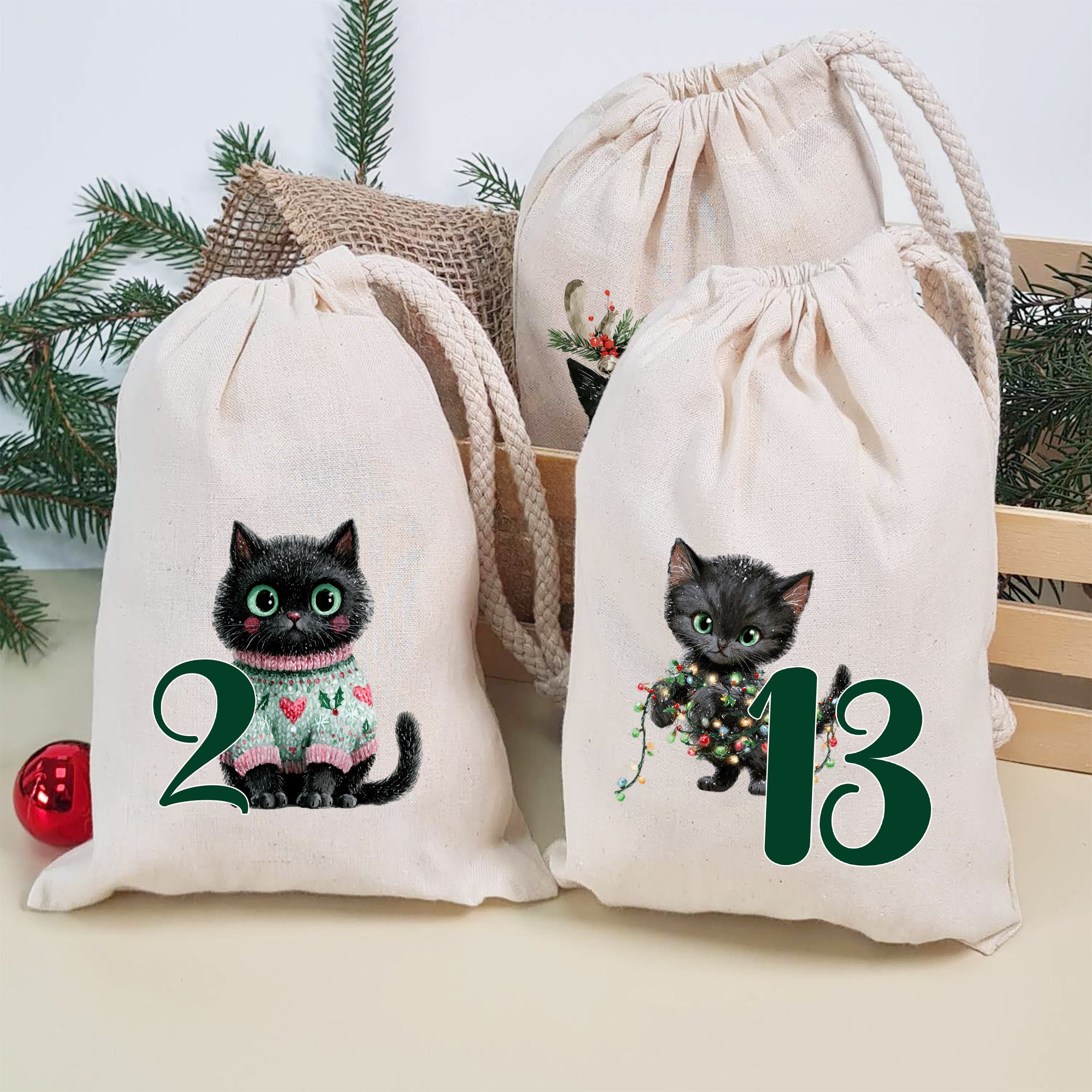 Adventskalender mit naturfarbenen Stoffbeuteln und schwarzen Weihnachtskatzen