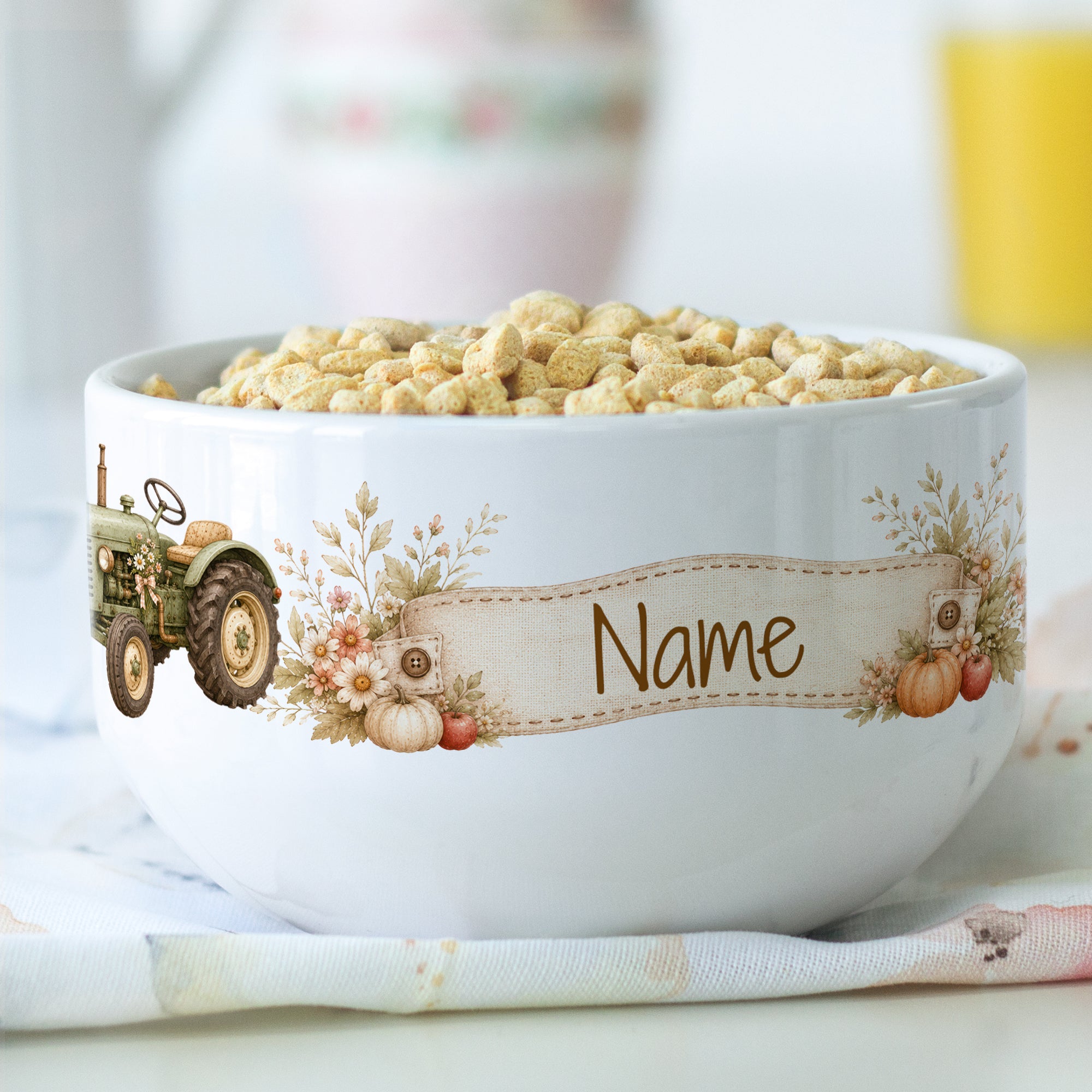 Personalisierte Müslischale mit Traktor, Blumen, Kürbissen und Wunschname, gefüllt mit Frühstückscerealien