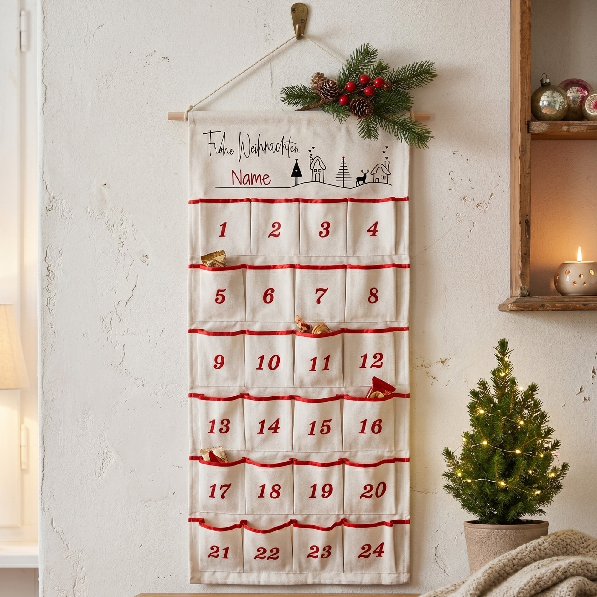Adventskalender aus Stoff mit Wunschname und 24 Taschen in weihnachtlicher Wohnszene