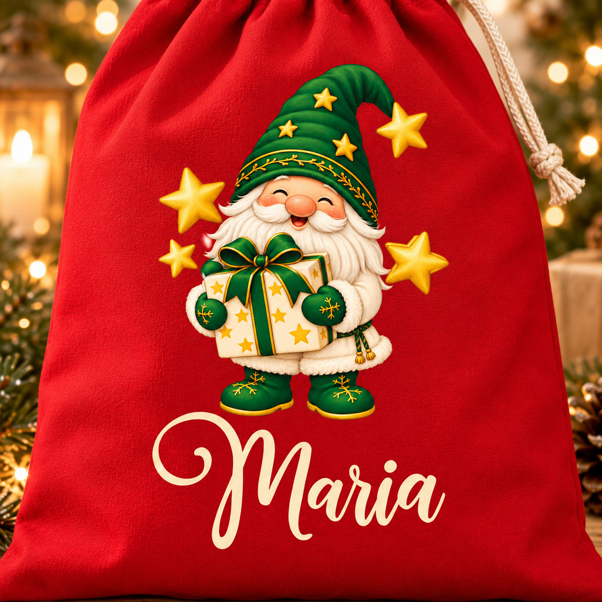Nahansicht des Weihnachtswichtels mit Geschenk und Wunschname auf rotem Stoff.