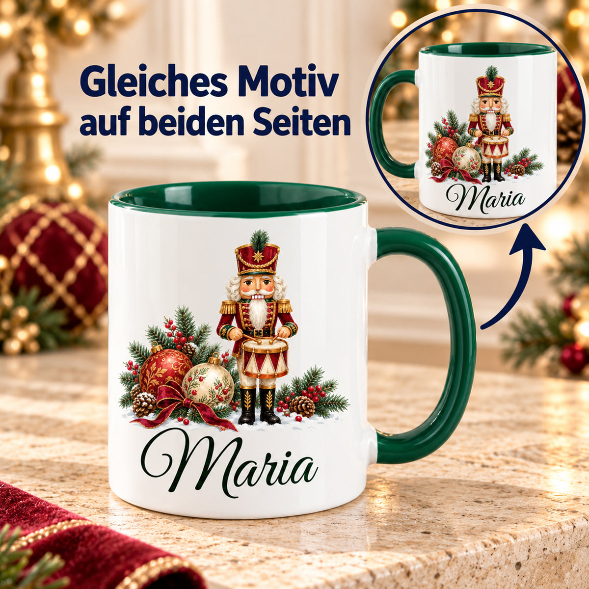 Weiße Keramiktasse mit grünem Henkel und grüner Innenseite, Motiv Festlicher Trommler und Wunschname mit vergrößerter Ansicht der zweiten Seite und Hinweis auf den beidseitig gleichen Druck.