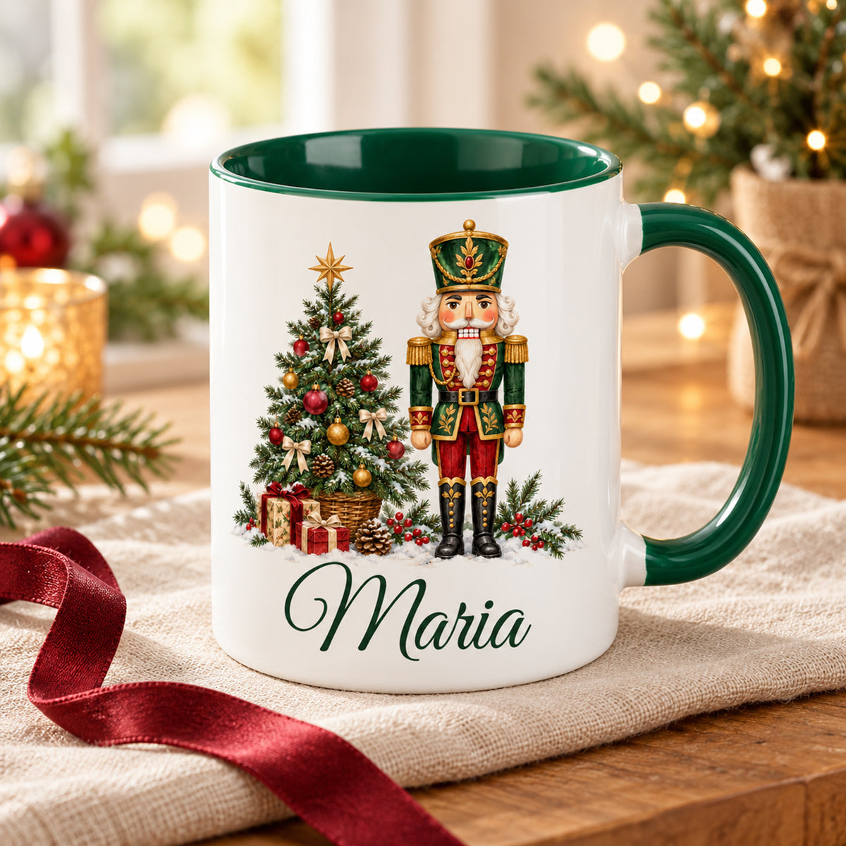 Weiße Keramiktasse mit grünem Henkel und grüner Innenseite, Motiv Tannenbaumwächter und Wunschname in schräger Ansicht auf Leinen mit Geschenkband.